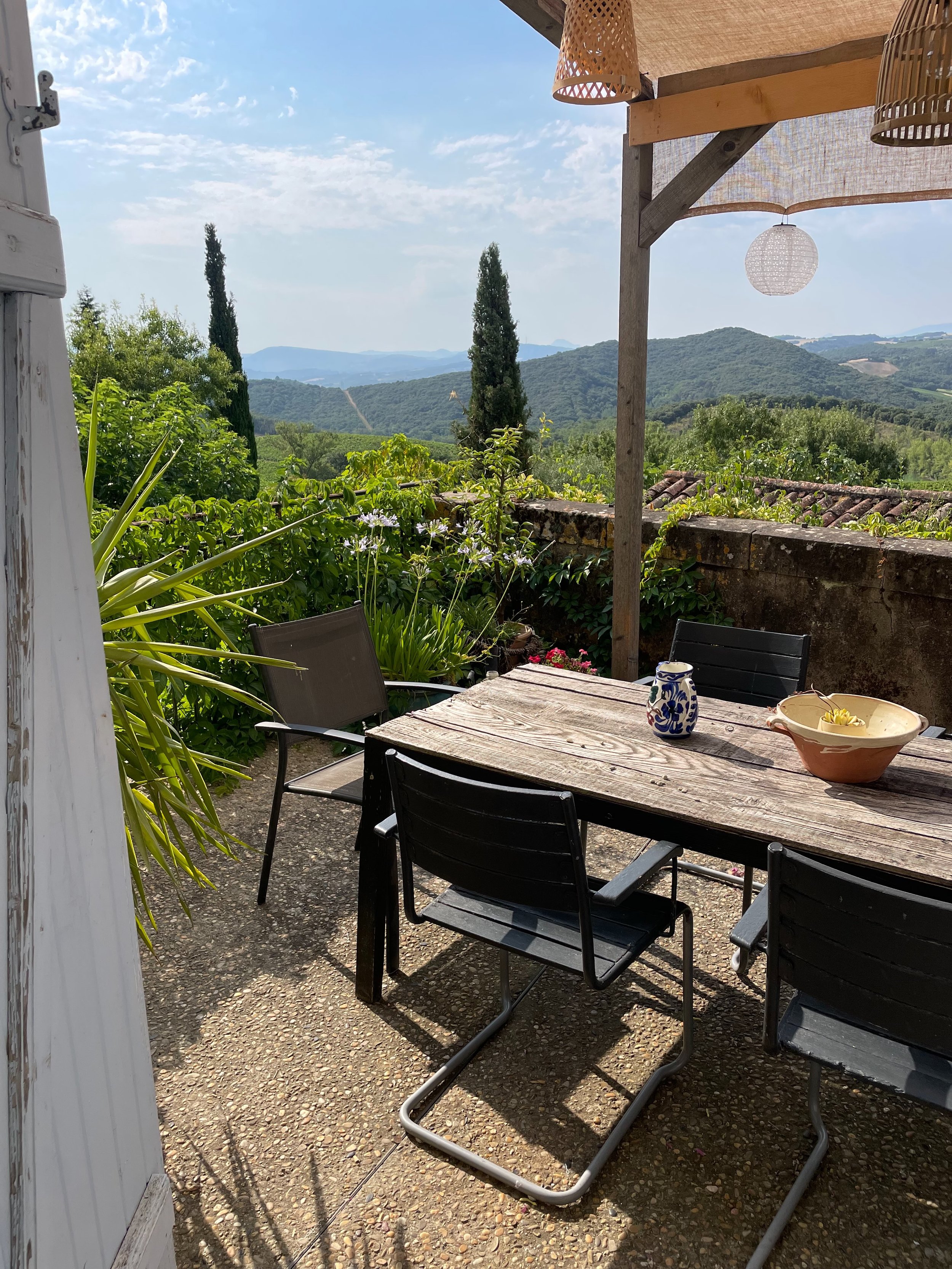 July passed in a beautiful, hot blur! Peaches, apricots, vide greniers, open vineyard events , the discovery of wake boarding, and fab Capi&egrave;s pizza nights always with a side dose of the tomatoes from our garden 🍕. Current  absolute favourite 