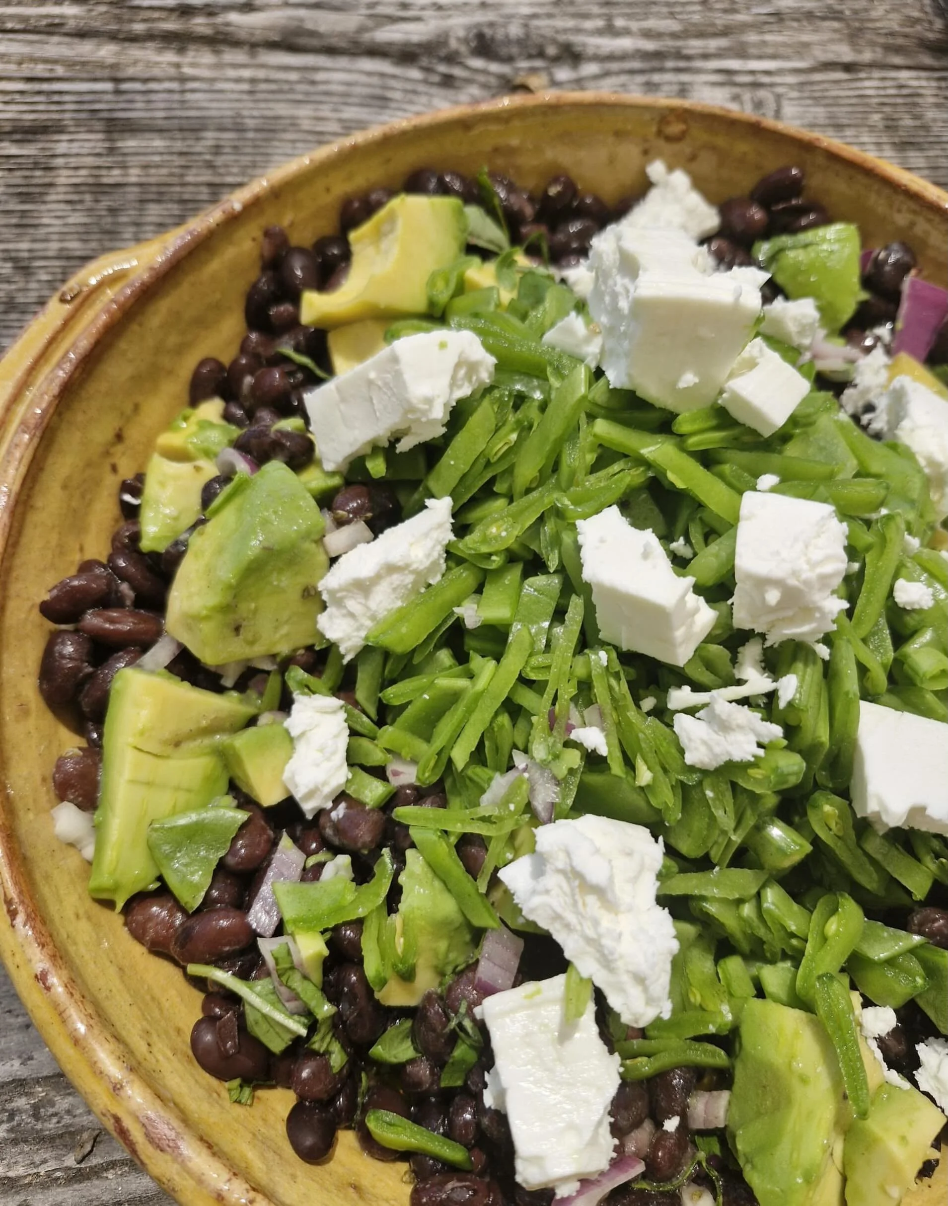 Black bean, mange tout, avo, feta salad&hellip;A quick midweek lunch, when it&rsquo;s too hot to cook!!

Half a chopped red onion, tin of black beans, chopped ripe avocado, thinly sliced raw mangetout (snow pea) ,  basil, crumbled feta. Add a classic