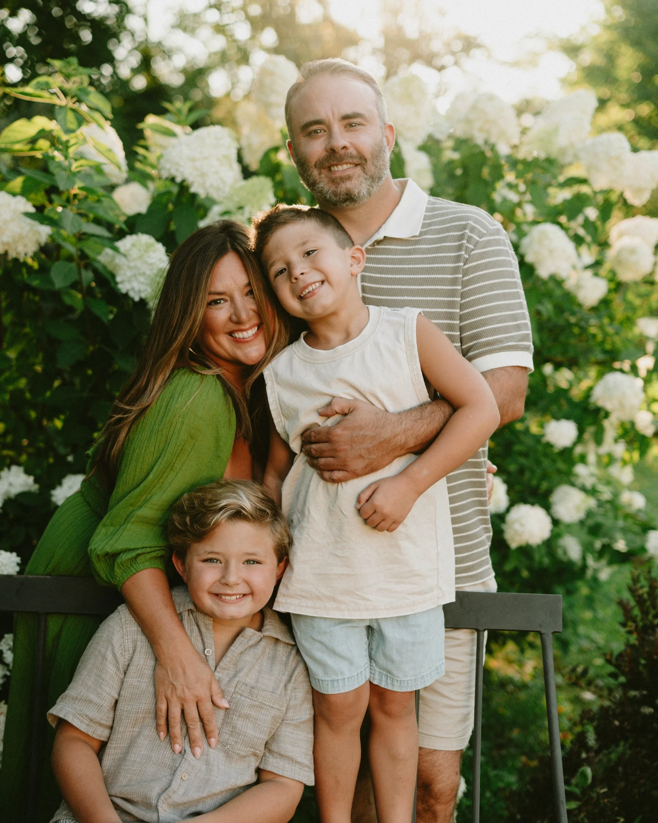 T Fam, I love you! Always such a fun night of the year for me 🫶🏻

#ashleywestfamilies #familyphotos #goldenhour 
@humble.and.pine
