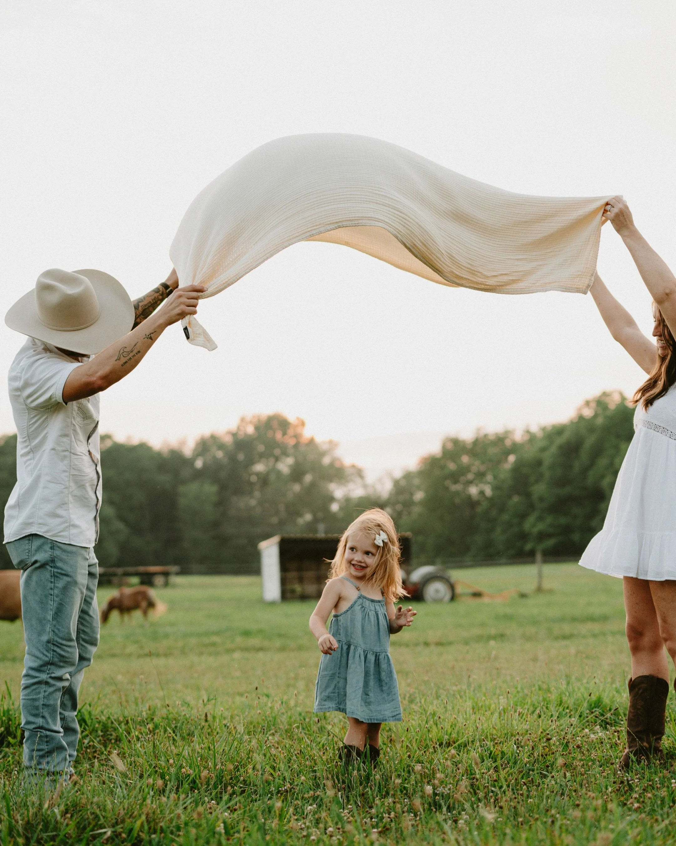 Part one of the M family&rsquo;s farm shoot. This was so much fun for me to do. 

#familyphotography #ashleywestphotography