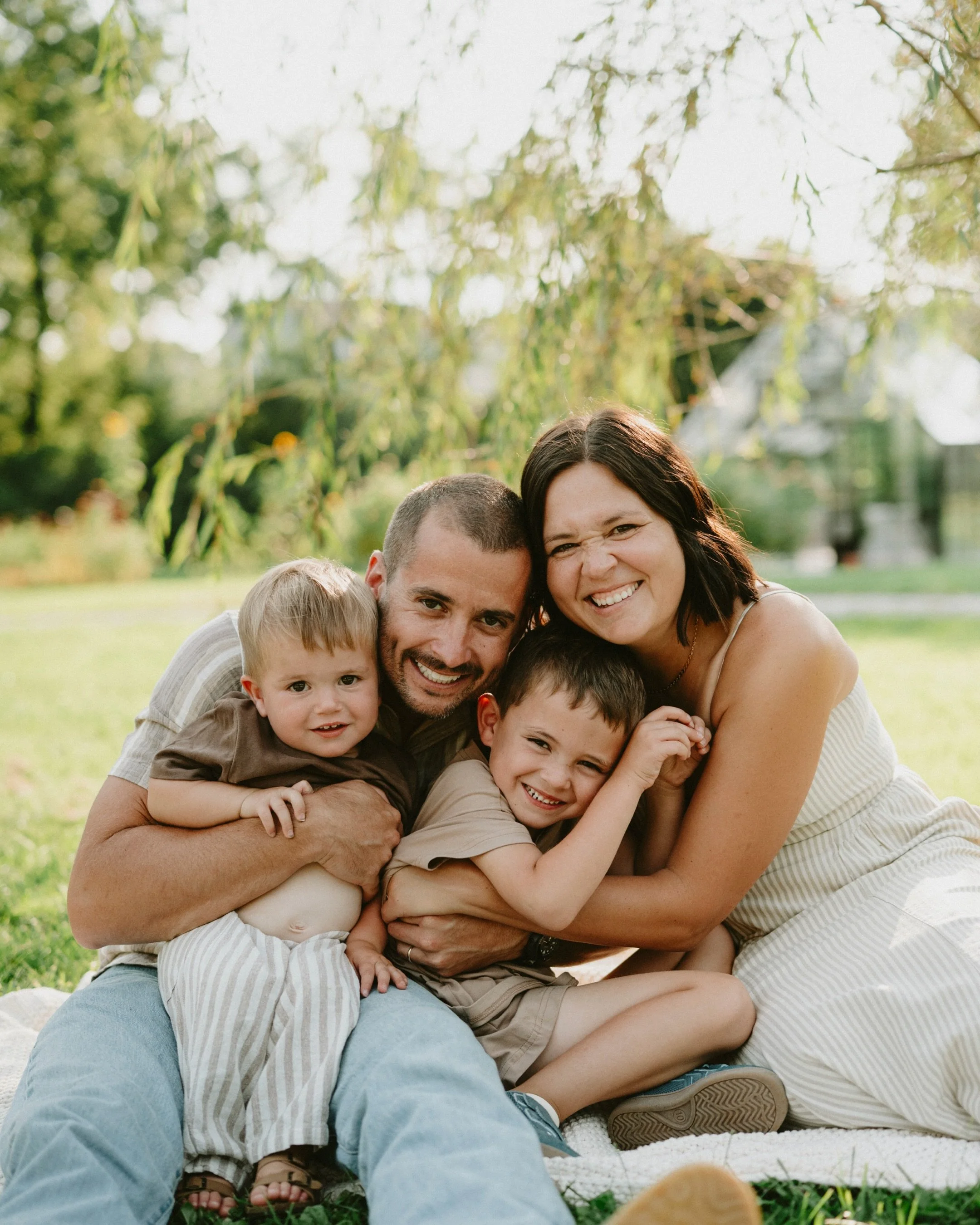 Why is a family squeeze always one of my favorite &ldquo;poses?!&rdquo; Haha it&rsquo;s always so cute!!

#ashleywestfamilies #familyphotos @humble.and.pine