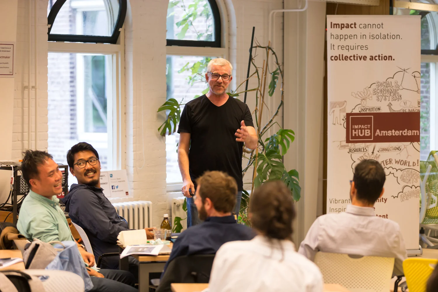 David Beckett challenging the startups to 3-minute-pitch their businesses perfectly