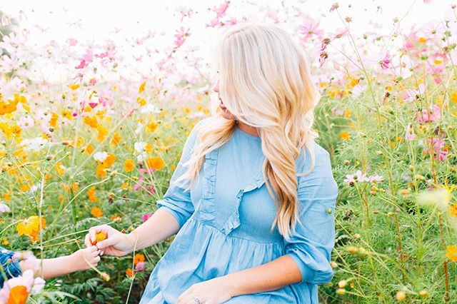 Have you signed up for my Family mini experience @thebotanicalstudio yet??? ✨ Skip the cold, don’t worry about the rain, and have a unique + beautiful Christmas Card this year! 🌲 Spots are limited, so snag your spot now!!! (Link in my bio)⭐️💕