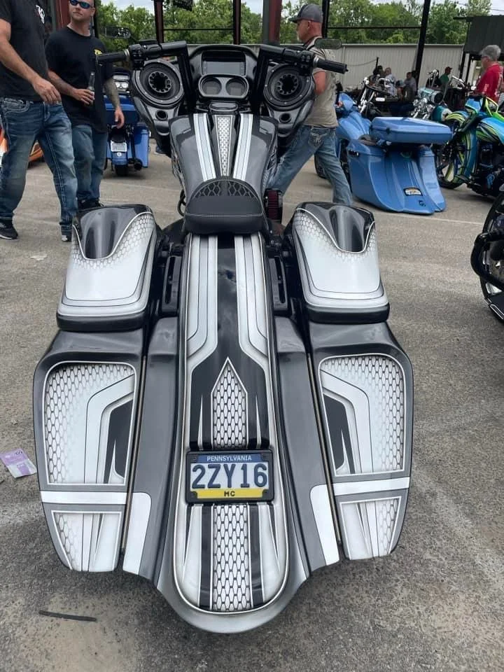 White Black Wraith Kit with 14up 8in lid with tweeter.JPG