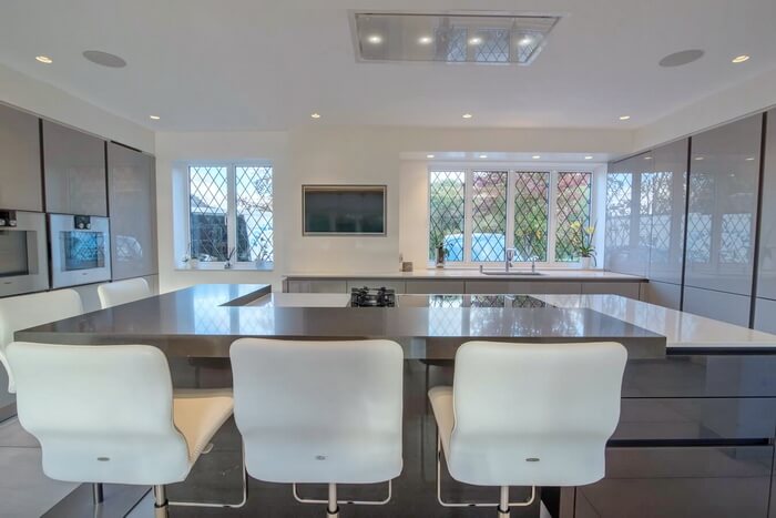 luxury-fitted-kitchen-handleless-glass-London2_2.jpg