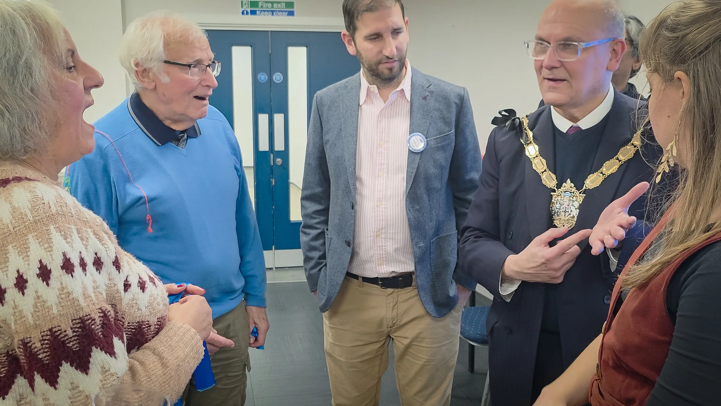 Mayor signs to members-2.jpg