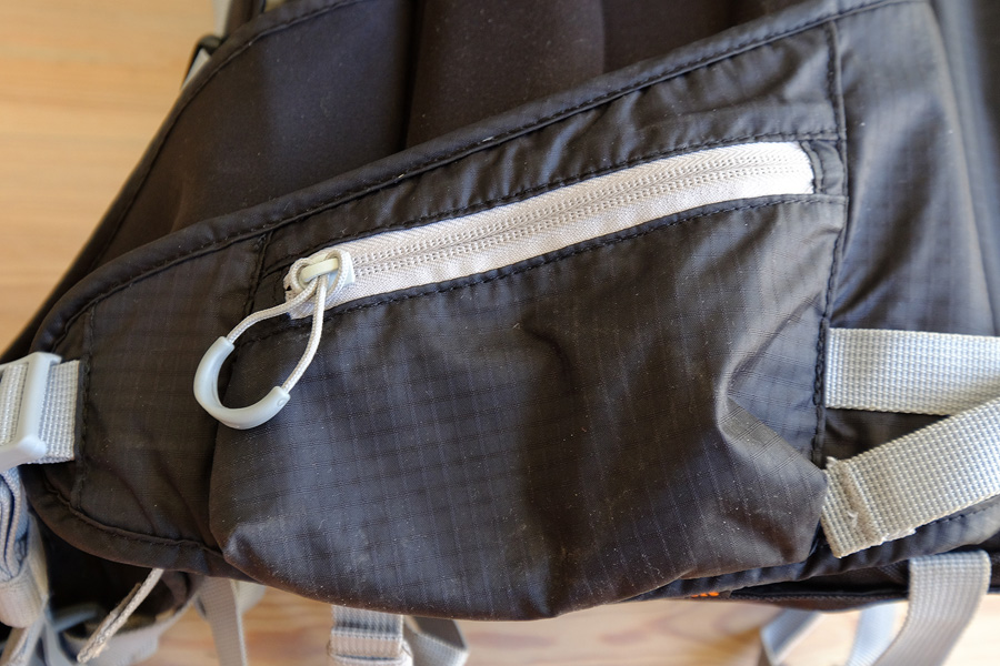 Hip straps with pockets