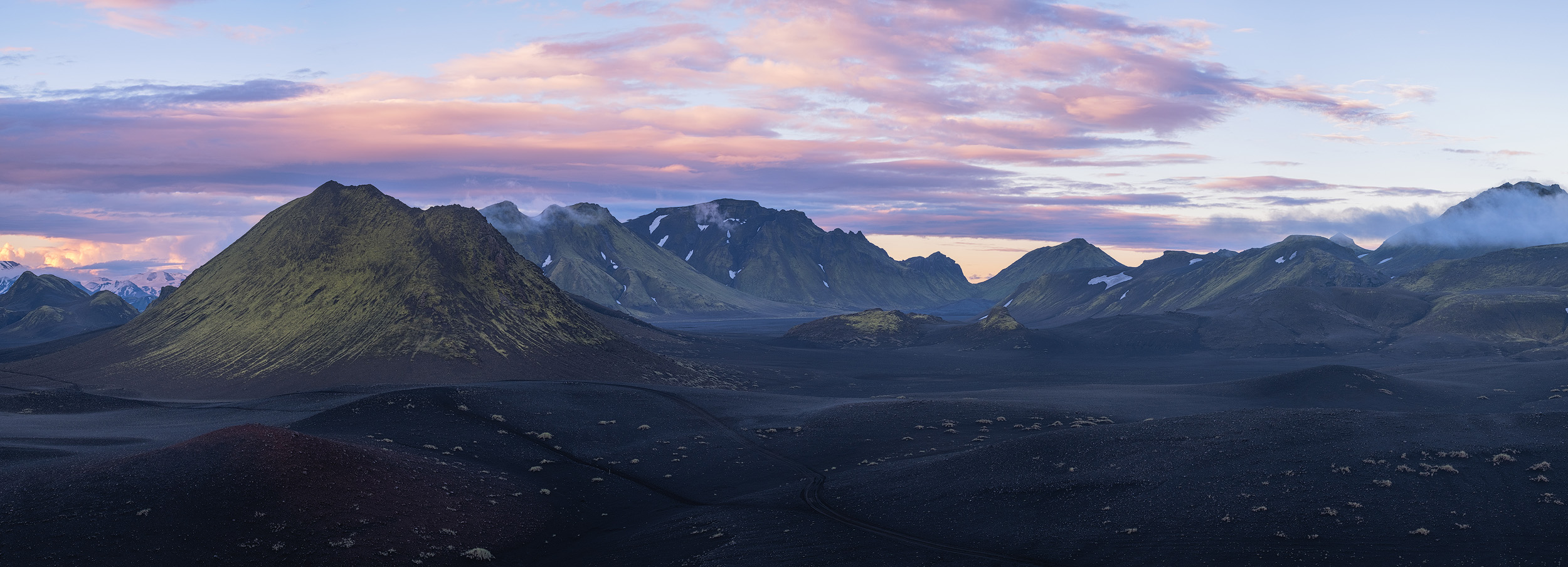 Emstrur Looking east at sunset in the Emstrur region of Iceland's highlands. From left to right the peaks and ridges are Tuddi, Útigönguhöftar, Stórkonufell, Litla-Mófell, Stóra-Mófell and the Botnar ridge.