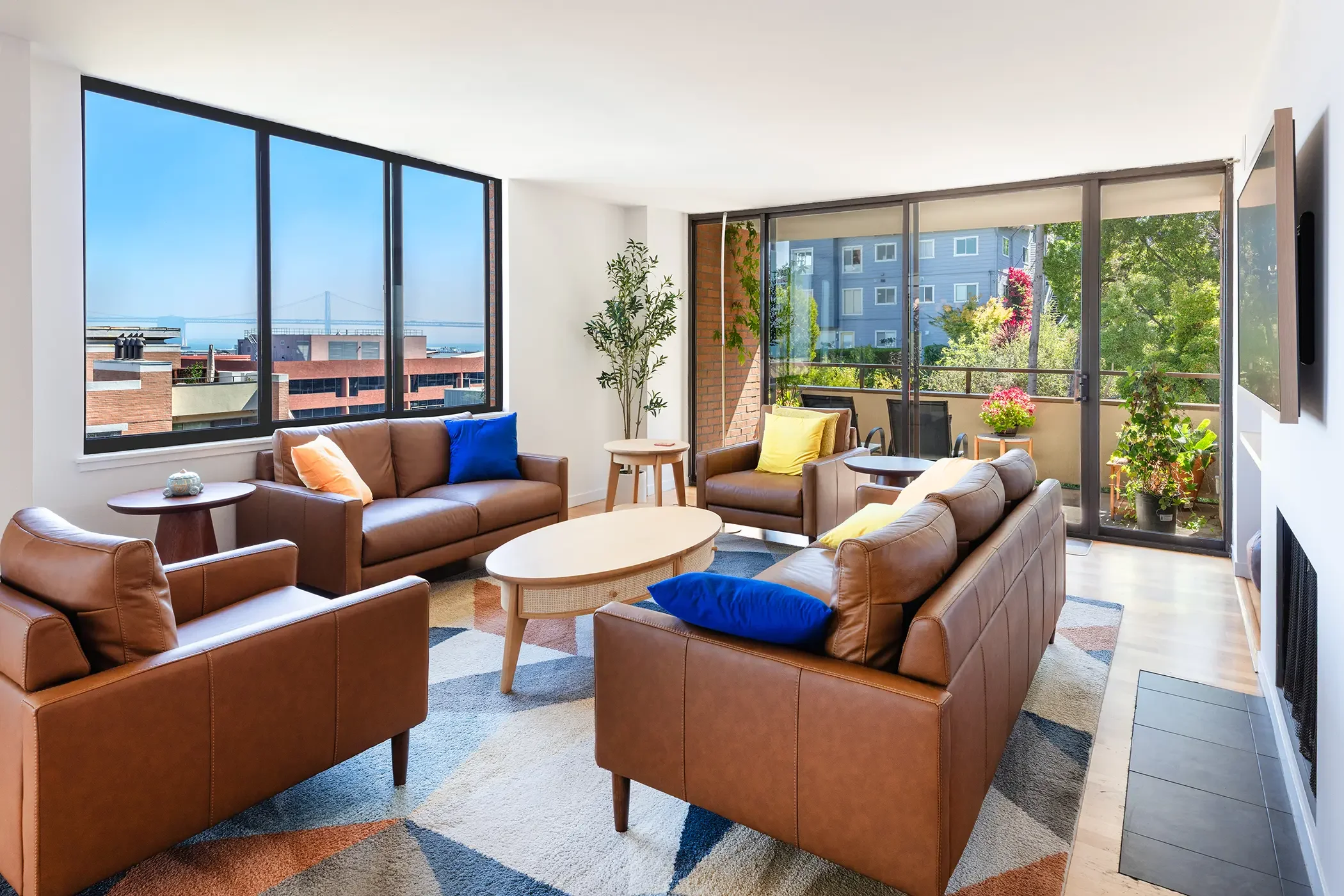 01-101-Lombard-608W-San-Francisco-living-web.webp