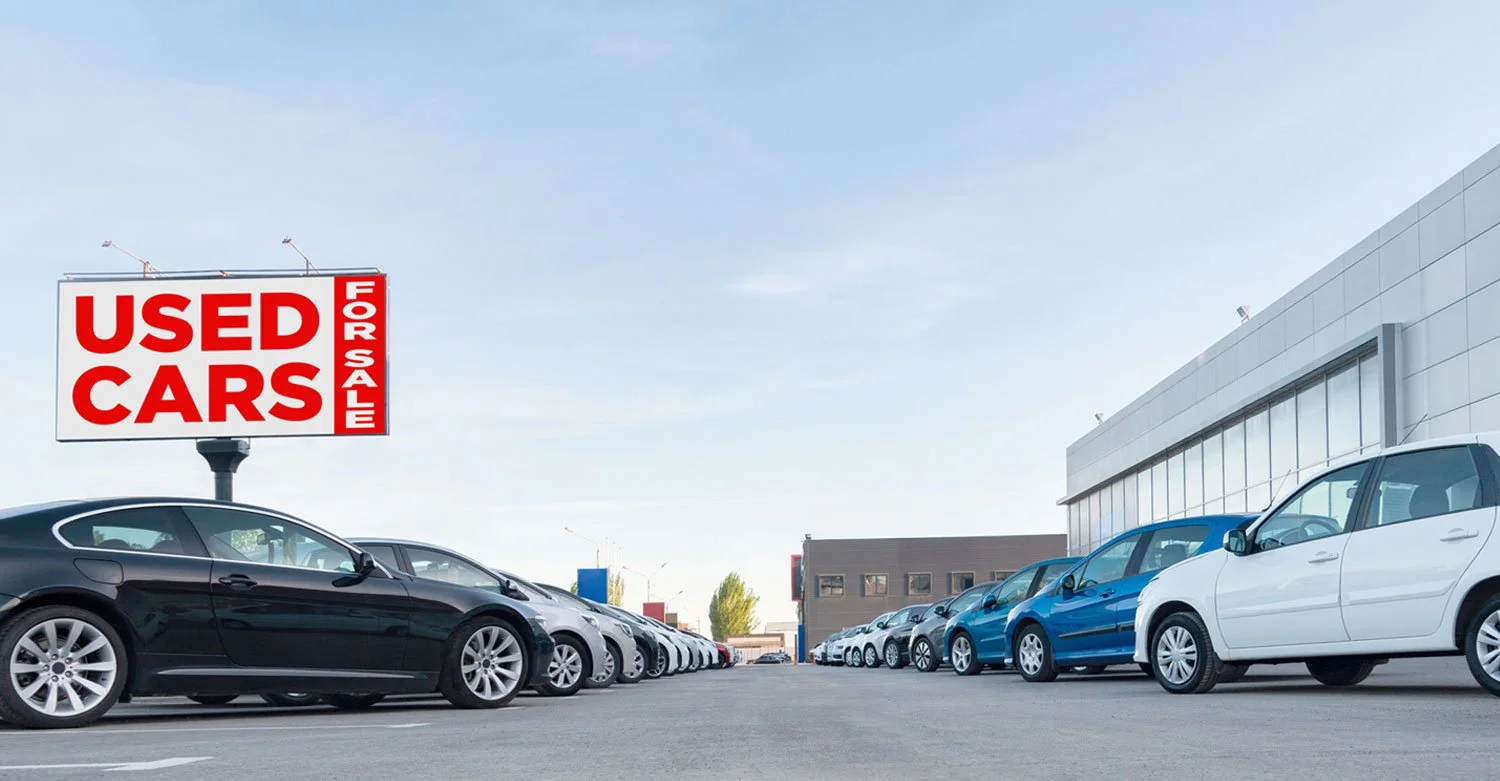 Used car lot with sign. Used car dealership insurance. Insurance for used car dealers. Dealer physical damage coverage.jpg