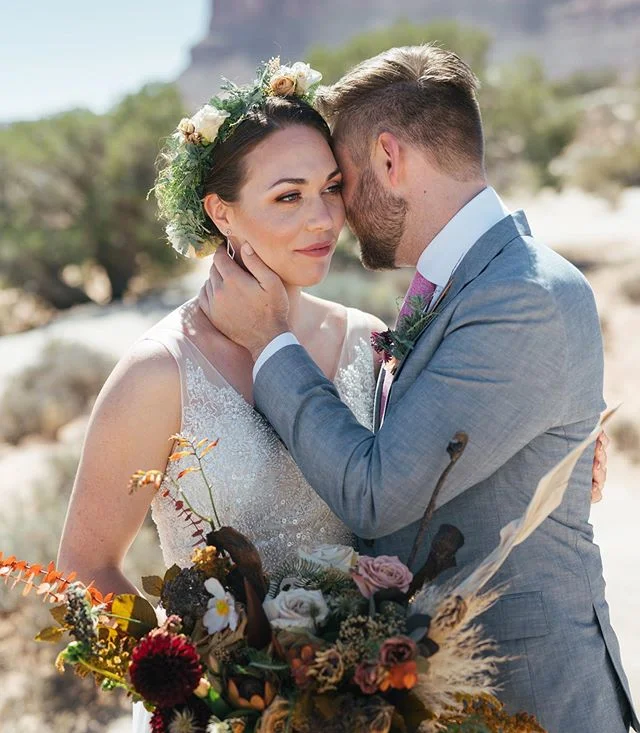 How perfect is this floral against the desert backdrop?! @thepottedpansy
Photo @travisj_photo
@undercanvasofficial
⠀⠀
@moabundercanvas