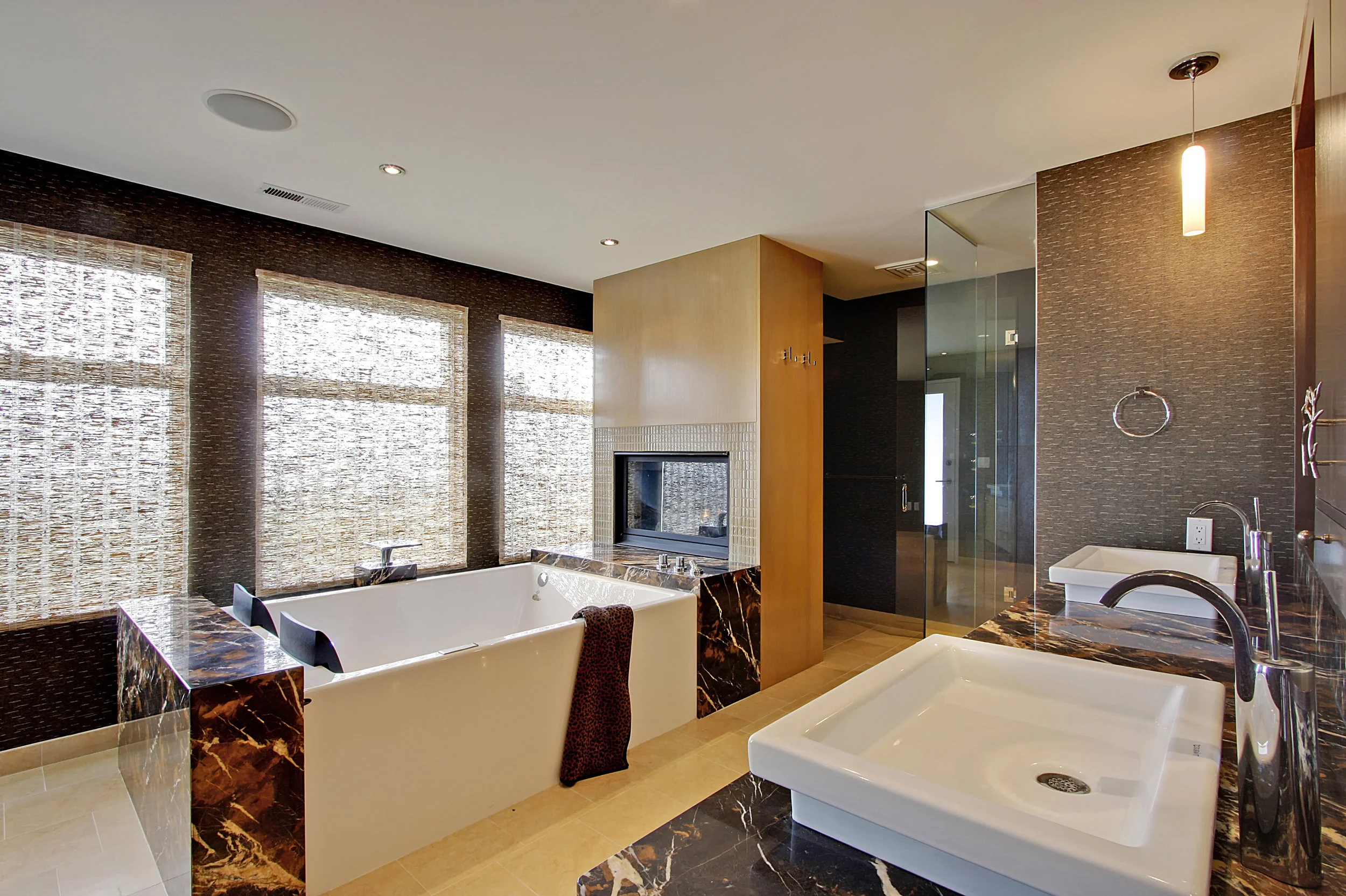 The rich tones of natural stone gives this simple and sharp design a luxurious look. &nbsp;