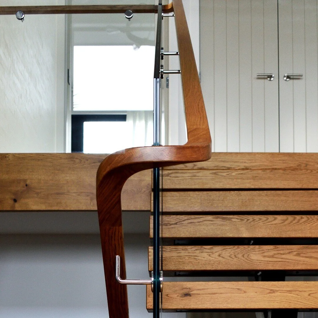 Oak handrail wrapping up the stairs at Omana Marina House. Another example of the attention to detail from the construction team.
.
.
.
#warwickgairbuilders #residentialarchitecture #architecturaldesignersnz #nzarchitecture #dontmoveimprove #architecture #stairs #oak #interiordesign #floatingstairs #eadesigner #architectdesigned