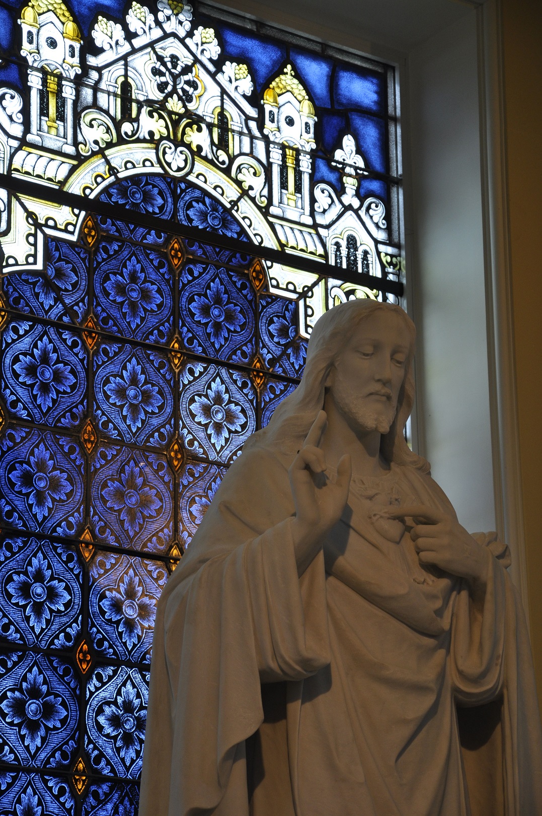 8 - Interior - Statue.JPG