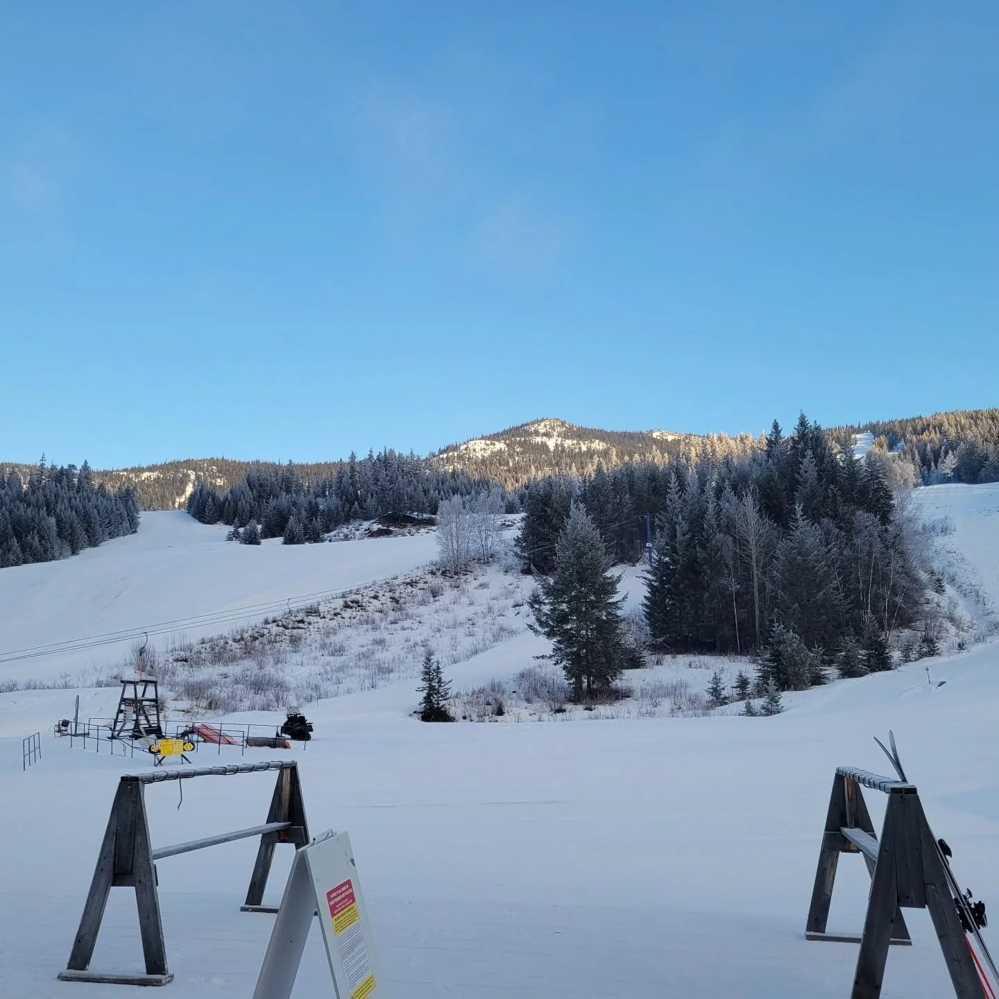 After closing on Friday, we are open again for this weekend. Fresh groomers and great vibes. It's going to be a beautiful day to be on the mountain! Come and shred with us and ditch the rainy day blues