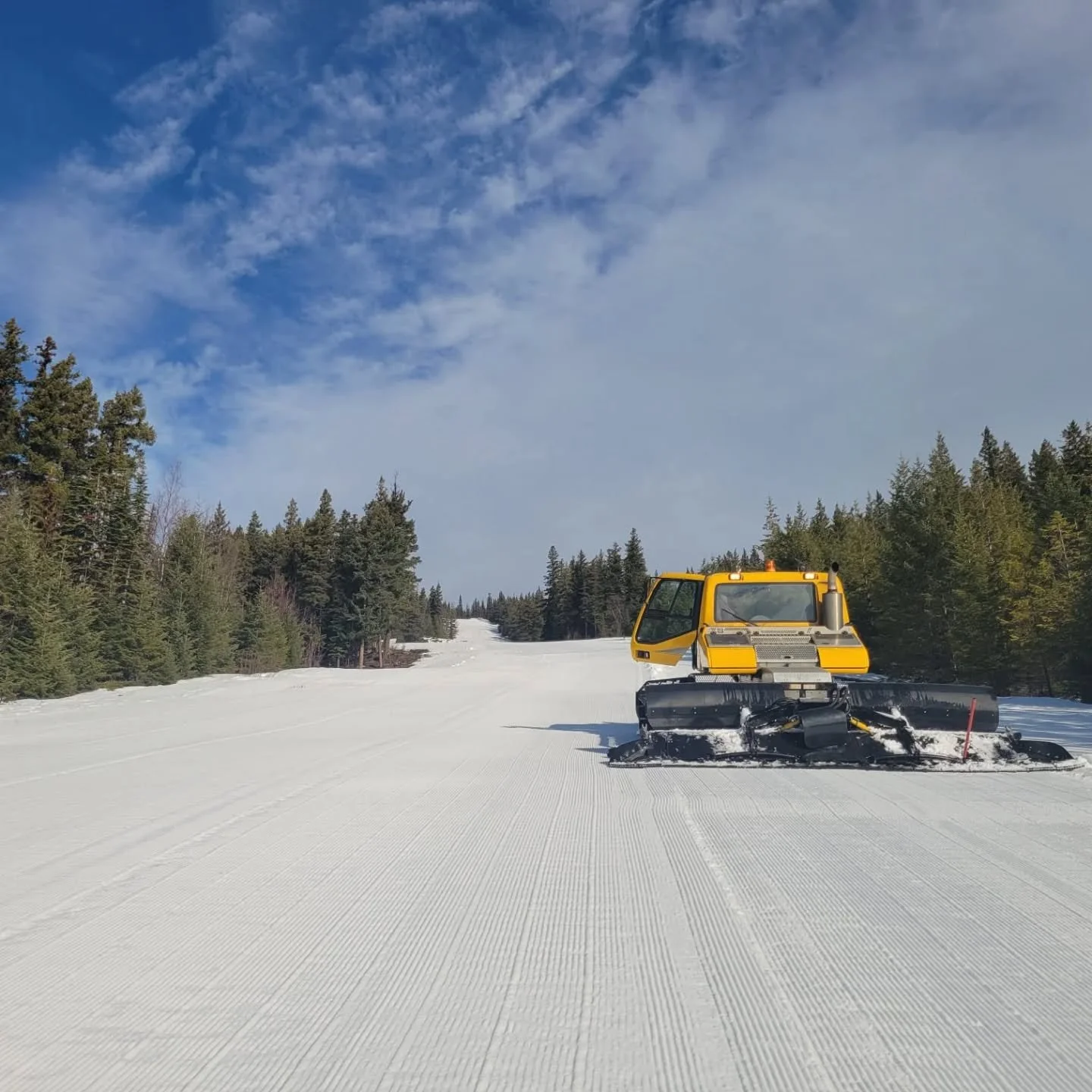 Morning! Feels really good to be open today! We're open all weekend including Monday! Skiing is always free on the bunnyhill, groomers are freshly tilled and the sun is shining!

Just remember, we don't judge a book by its cover. The view from the lo