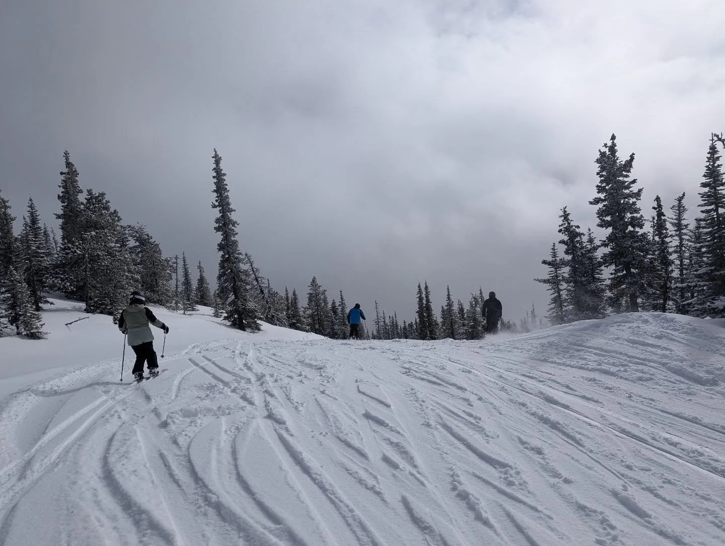 Friday March 13th! Fresh snow yesterday about 10cm all in. Temps stayed cool so the snow is still snow;)

More importantly, have you registered for the Everest challenge which is tomorrow! Email us at ridgeofmurray@gmail.com if you have any questions