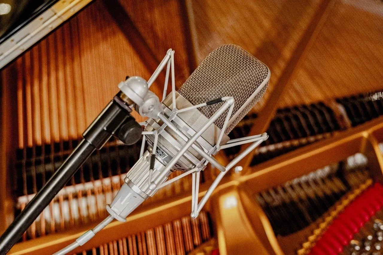 Microphone positioned over a Steinway piano during a recording masterclass at Curtis Schwartz Studio