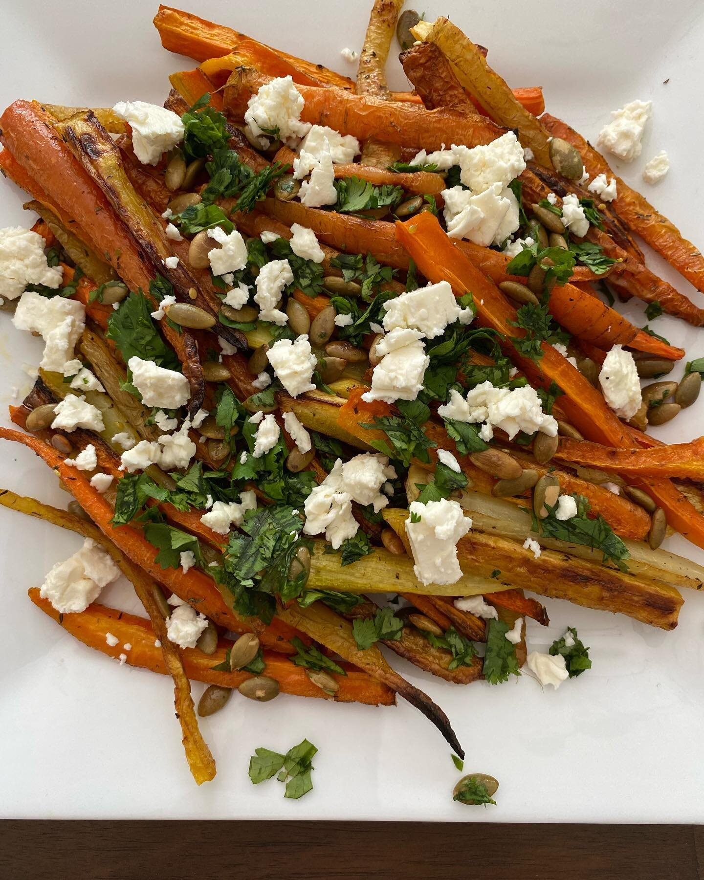 Roasted carrots with za&rsquo;atar, cilantro feta and toasted pumpkin seeds. Yum! 

Thank you @themodernproper for this easy tasty recipe!

Made this for Easter dinner but this will be in the rotation for weekday meals. 

Roasted veggies are a staple
