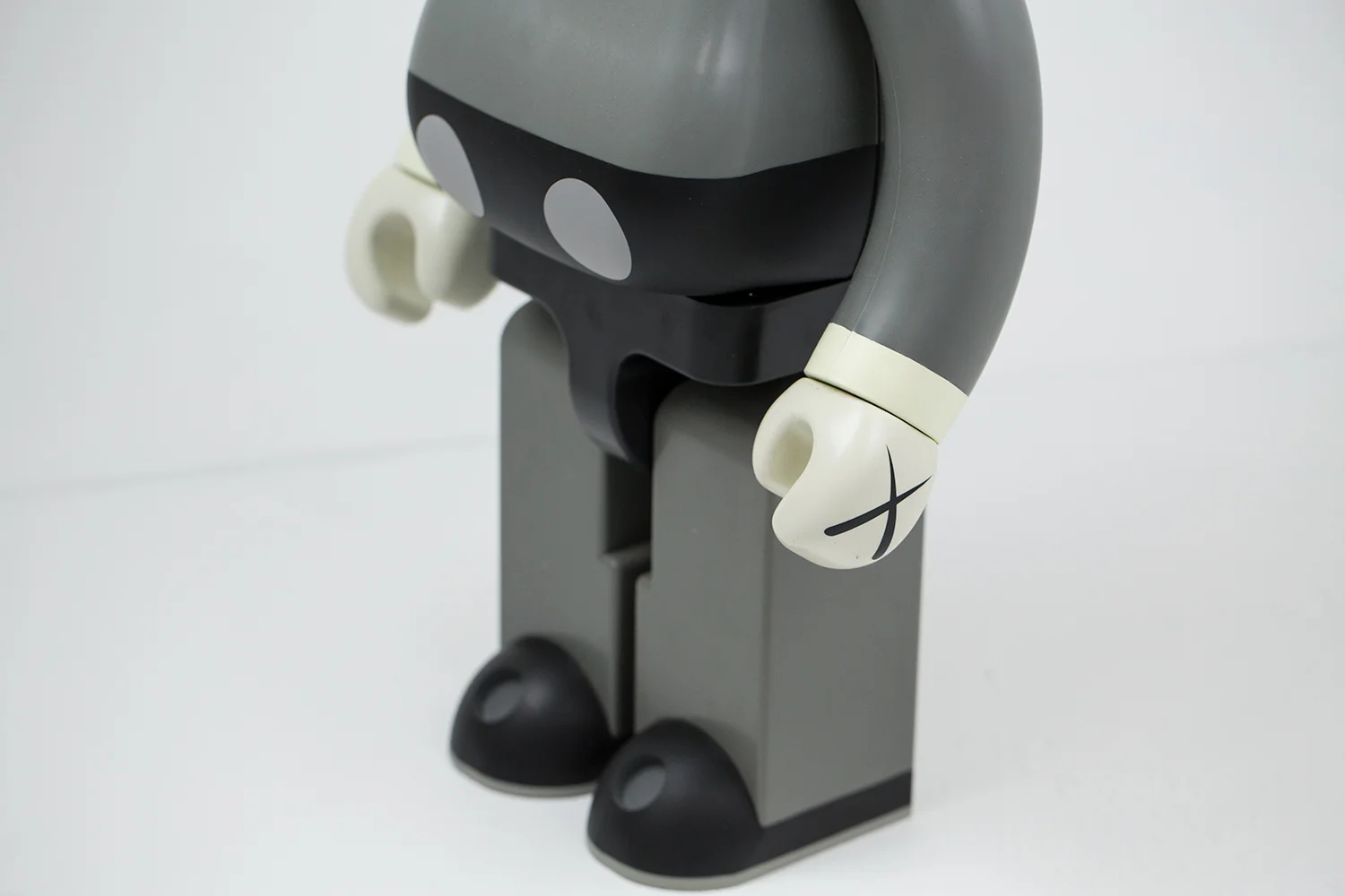 kaws-1000-2.jpg