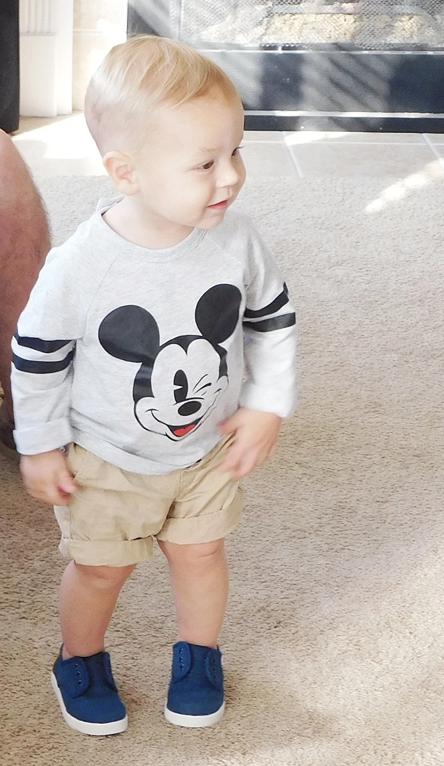 Mickey Shirt: H&M / Shoes: TOMS