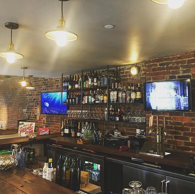 We have TVs!  Come pre game or stay for the whole Steelers game! Half off oysters, Narragansett and draft wine! Upstairs bar is open!  #crowsnest #steelers #herewego @steelers @gansettbeer #gansett #wine #football #sundayfunday #roseallday