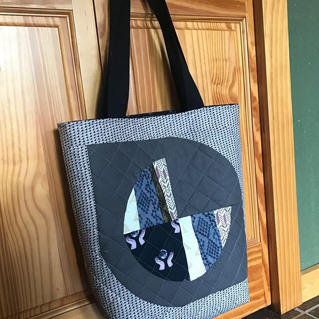 Went away for the weekend with my dear friend Jamie and made this beautiful quilted tote #quiltretreat #suzyquiltstotepattern