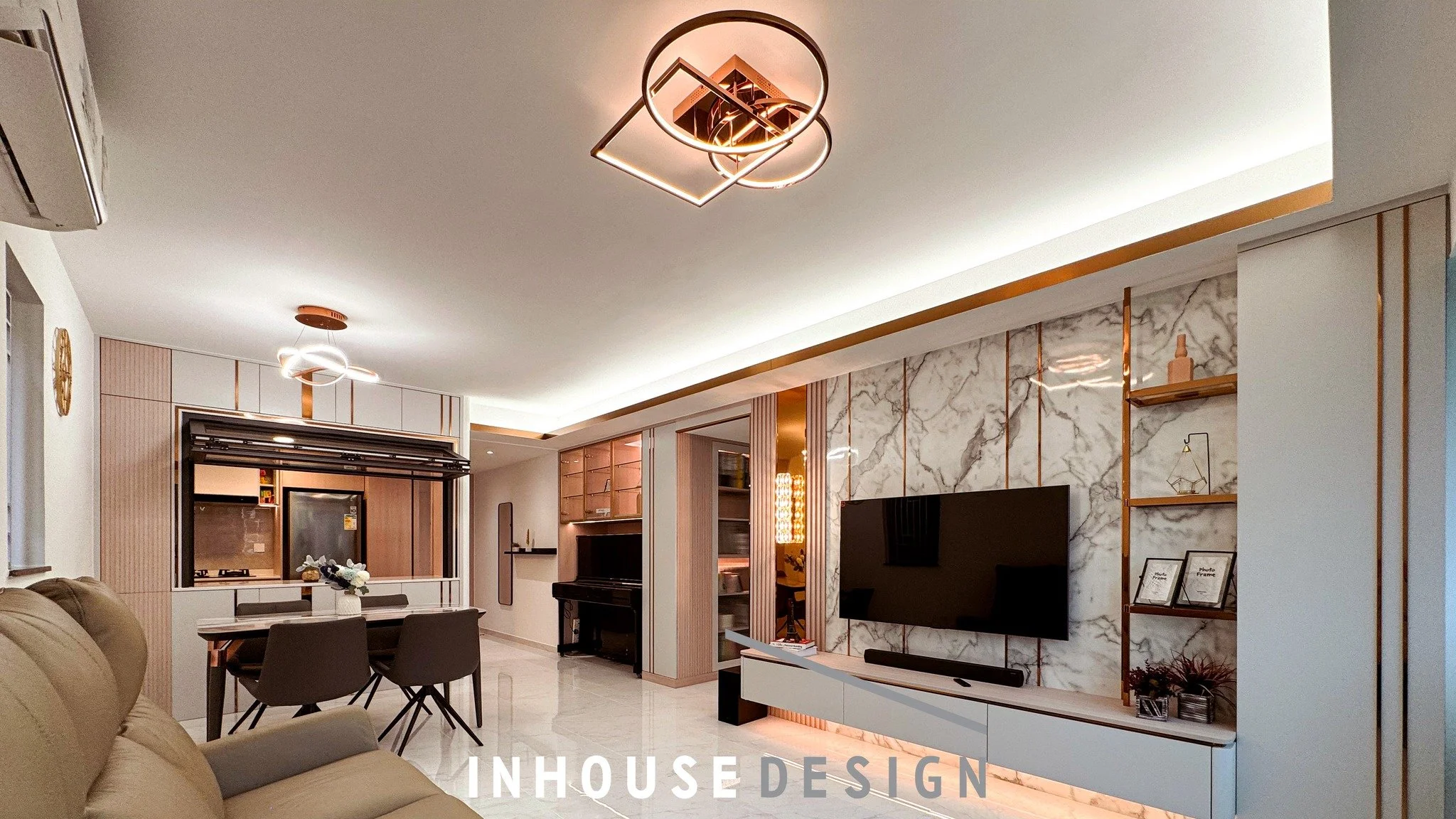 🏡將軍澳豪庭｜面積 905 呎 

現代輕奢風3房改造✨
「光感流動 &times; 親子安全互動空間」
✨ 光感升級
地面：光滑白色大理石，提升空間反射亮度
牆面：立體大理石紋理 + 香檳金嵌條，打造低調奢華層次🌟

✨ 廚房視覺魔法
淺橡木廚櫃 &times; 純白石檯面，搭配隱形把手設計
▶ 無凸起設計避免兒童碰撞風險

▌互動設計：半開放式反窗間隔
✔️ 窗扇向上摺疊式開啟 &rarr; 形成安全交流吧檯
✔️ 親子時刻：家長烹飪時可隨時關注孩子動態
✔️ 社交模式：聚會時秒變傳菜口