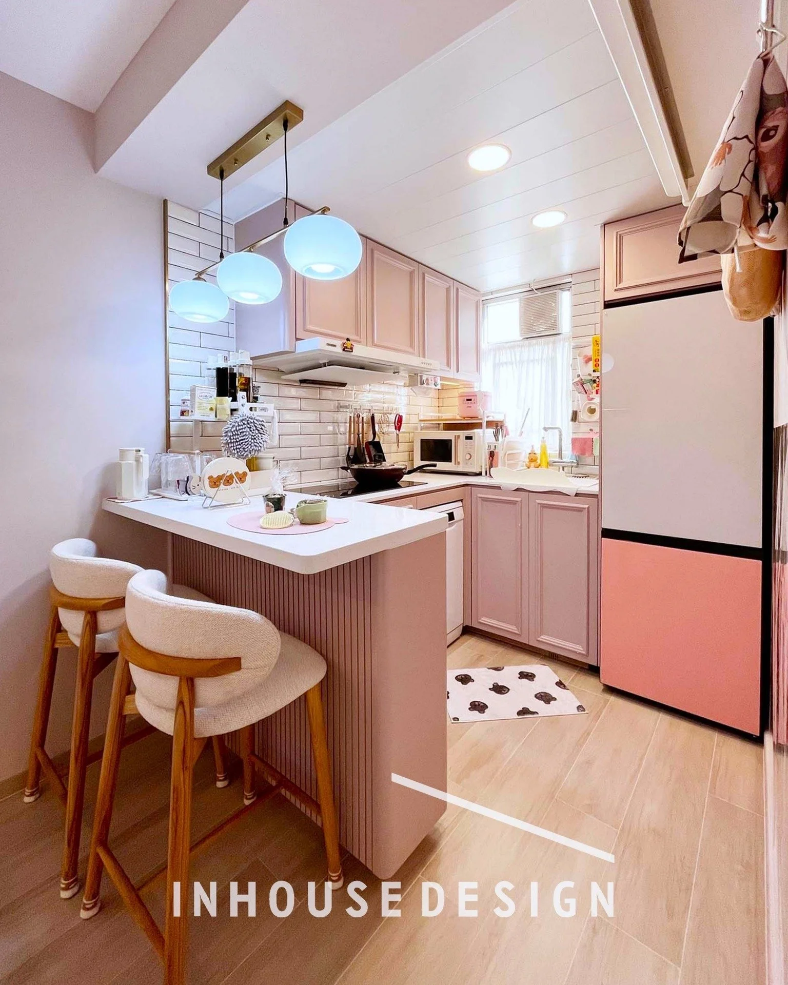 🏠 坑口和明苑｜面積 517 呎

▌現代風混合歐陸風「開放式生活 &times; 粉色配搭」

▌空間改造重點
✨ 格局優化
打通玄關與廚房隔牆，提升空間通透感
✨ 吧枱設計
為早餐、社交聚會與收納做好準備
-----------------------------------------------------------------------
為您用心打造安樂窩，立即查詢獲取免費諮詢。
💬 WhatsApp : 55658010

🏢門市分店地址:
📍新都城三期商場213號舖
?