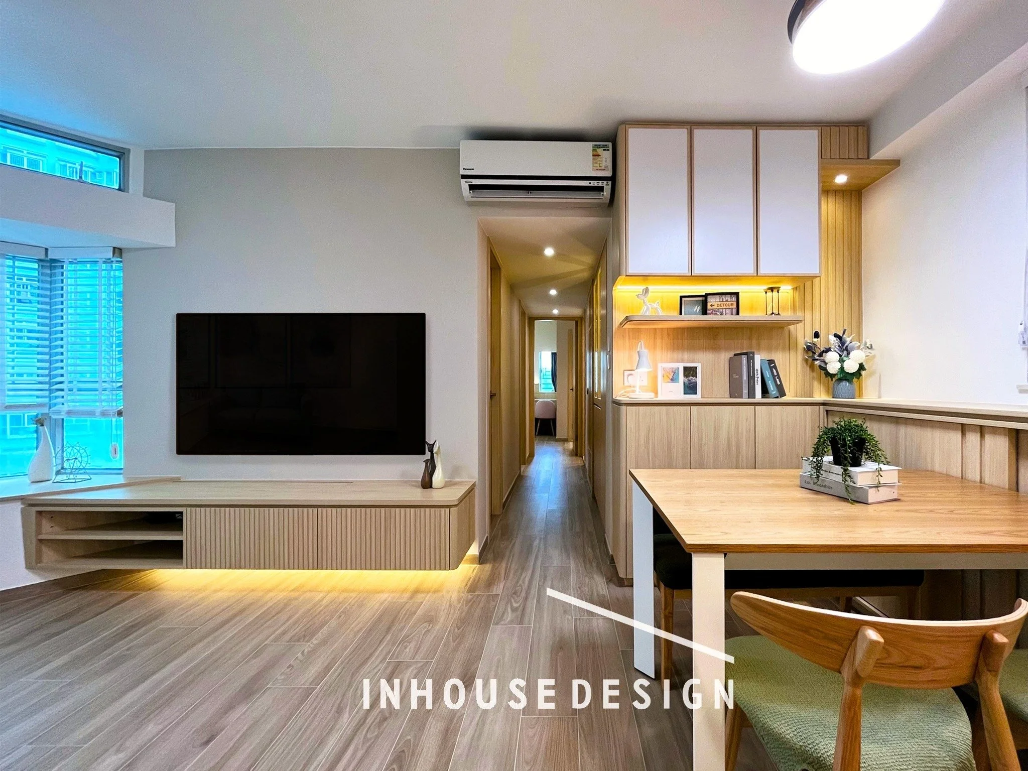 將軍澳叠翠軒1座 | 面積 660 呎

▌「藏」與「敞」的完美平衡
☀️ 自然採光最大化 &rarr; 引光入室同時保留活動空間
🗃️ 大量收納設計 &rarr; 讓雜物消失，浮現自然美感

▌細節控最愛の設計亮點
🍴 開放式廚房 &rarr; 空間感最大化
🛋️ 客飯廳軟隔斷 &rarr; 用燈光區分區域，增強空間感
🌳 原木色傢俱&rarr; 灰橡木營造「北歐暖意」氛圍
--------------------------------------------------------