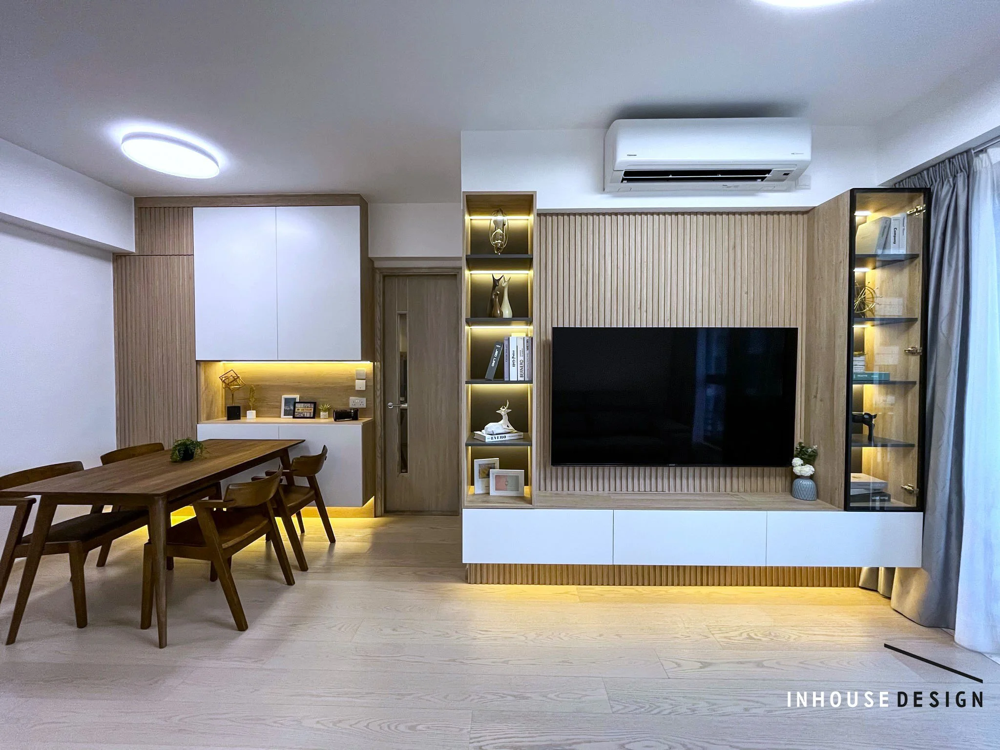 日出康城 8期 Sea to Sky | 面積 735 呎

明亮的自然光線洒落，營造出開放的氛圍。
中性色調，營造出舒適感。讓人感到放鬆愜意。

🔸充足置物空間
🔸簡約設計
🔸自然採光
🔸三邊落床

-----------------------------------------------------------------------
為您用心打造安樂窩，立即查詢獲取免費諮詢。
💬 WhatsApp : 55658010

🏢門市分店地址:
📍新都城三期商場213號舖
📍