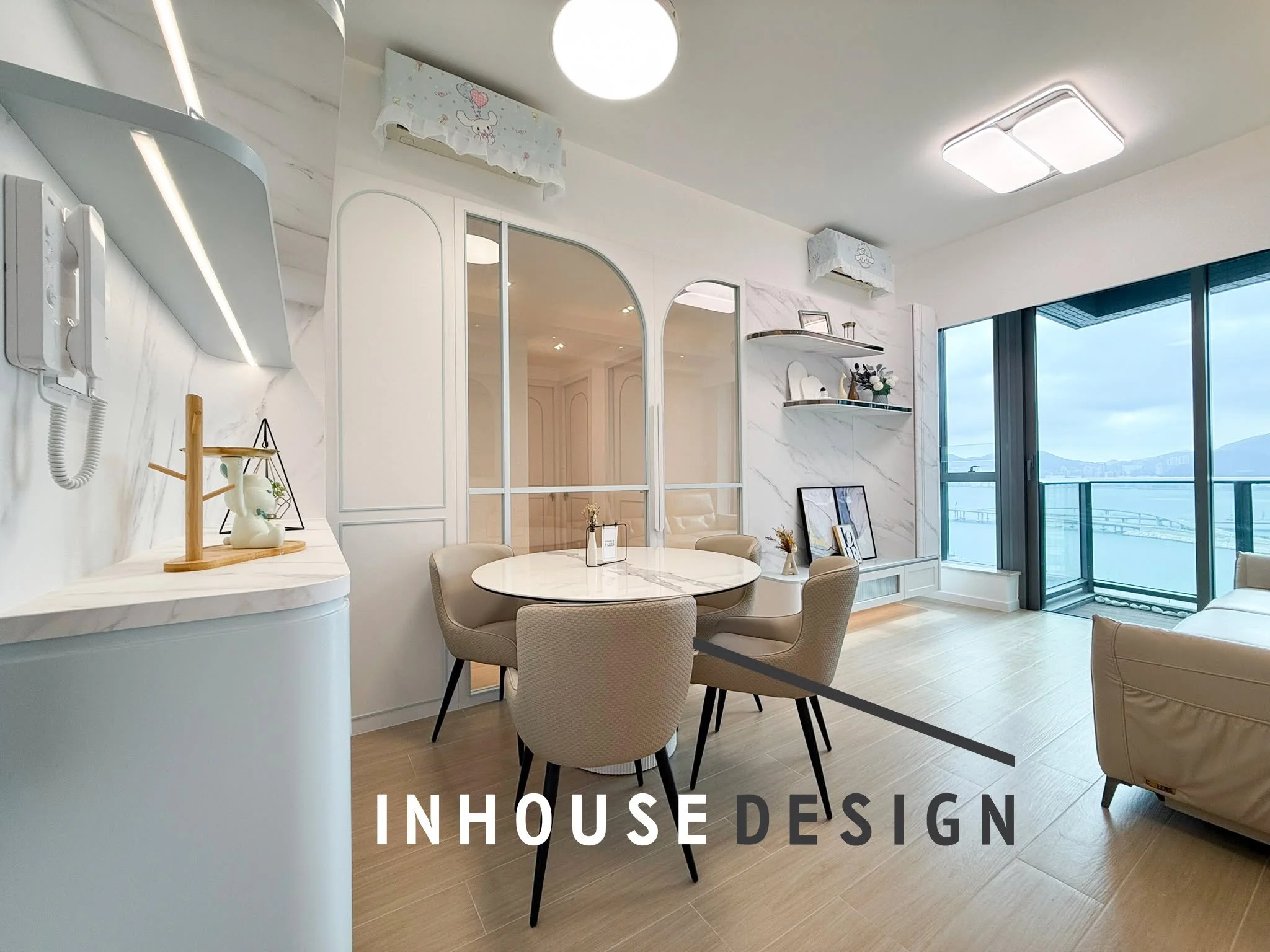 將軍澳 嘉悅 l 3房單位
設計風格 l 地中海風格

單位中的業主因爲偏愛藍色，因此設計師為單位采用地中海風格配色方案。
白色及藍色調配搭能夠營造出清新、冷靜和浪漫的氛圍。傢俬亦以圓形或者扇形做凹凸造型，以其優美的線條帶出華麗經典的地中海風格標誌。

#室內設計 #傢俬訂造 #裝修 #傢俬 #INTERIORDESIGN #INTERIOR #DESIGN #蔚藍灣畔 #新都城 #將軍澳中心 #將軍澳廣場 #日出康城 #seatosky #MARINI #MONTARA #LP6 #LP10 