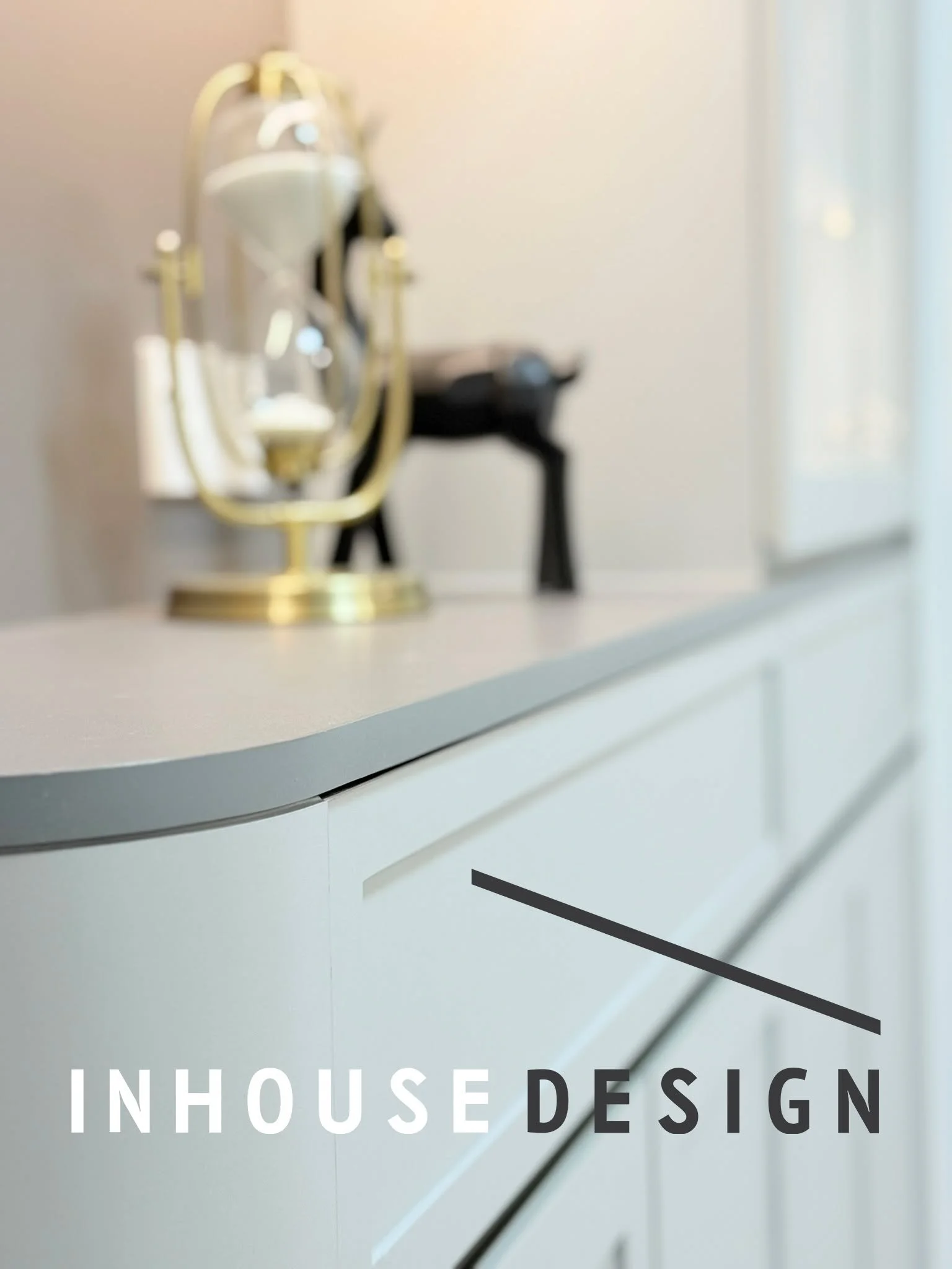 將軍澳 新都城二期 l 2房單位
設計風格 l 現代歐陸風格

現代歐陸風格注重簡約設計，使用干淨的線條和中性色調，給人一種精緻但不繁雜的感覺。這種風格常常會融入當代藝術作品，無論是畫作、雕塑還是其他形式的藝術品，增添空間的文化氛圍。

#室內設計 #傢俬訂造 #裝修 #傢俬 #INTERIORDESIGN #INTERIOR #DESIGN #蔚藍灣畔 #新都城 #將軍澳中心 #將軍澳廣場 #日出康城 #seatosky #MARINI #MONTARA #LP6 #LP10 #MALIBU 