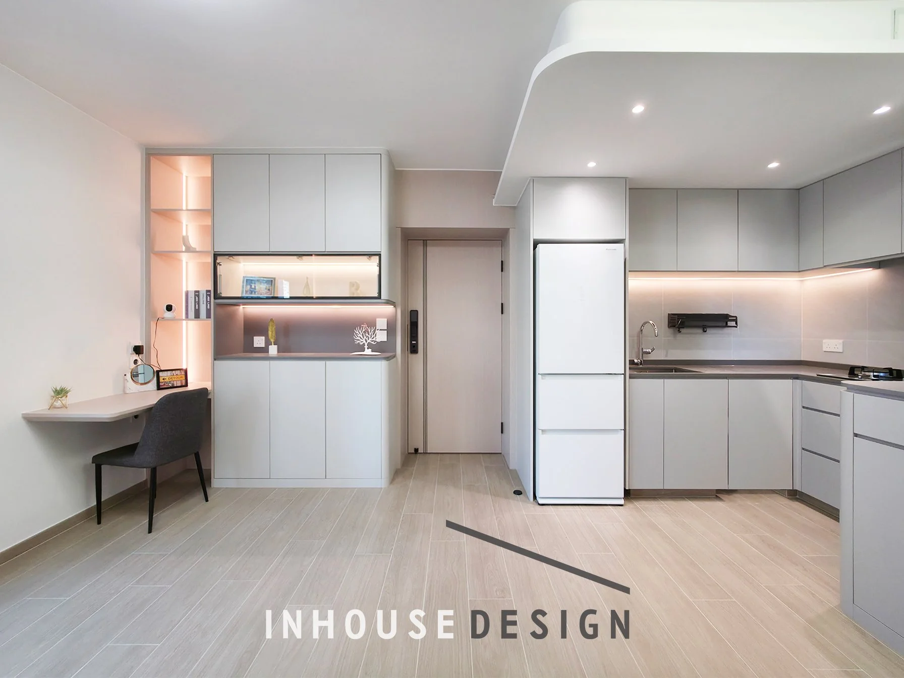 寶琳 新都城 l 3房單位
設計風格 l 現代簡約風
設計展現了現代簡約的風格，強調線條簡潔與功能性。柔和的灰色調搭配暖色燈光，突顯戶主個性之餘同時營造出溫馨舒適的氛圍及視覺上的層次感。此外，開放式的廚房與多功能的儲物設計，不僅提升了實用性，也讓整體空間流暢而和諧，讓居住者享受更靈活的生活方式。
---------------------------------------
Inhouse Design Studio Ltd. 是一間紮根於香港的室內設計及工程公司， 由多位對設計抱有熱誠及追求完