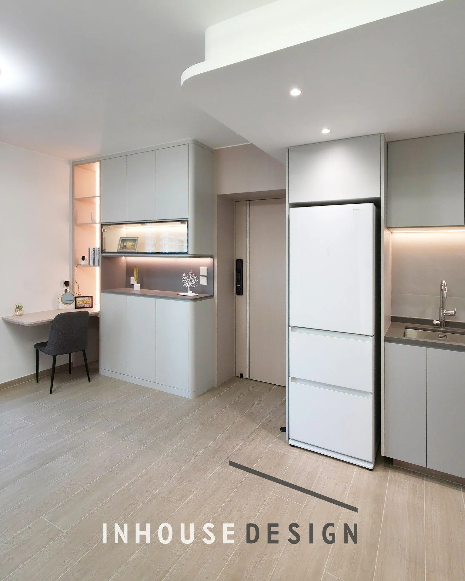 寶琳 新都城 l 3房單位
設計風格 l 現代簡約風
設計展現了現代簡約的風格，強調線條簡潔與功能性。柔和的灰色調搭配暖色燈光，突顯戶主個性之餘同時營造出溫馨舒適的氛圍及視覺上的層次感。此外，開放式的廚房與多功能的儲物設計，不僅提升了實用性，也讓整體空間流暢而和諧，讓居住者享受更靈活的生活方式。
---------------------------------------
Inhouse Design Studio Ltd. 是一間紮根於香港的室內設計及工程公司， 由多位對設計抱有熱誠及追求完