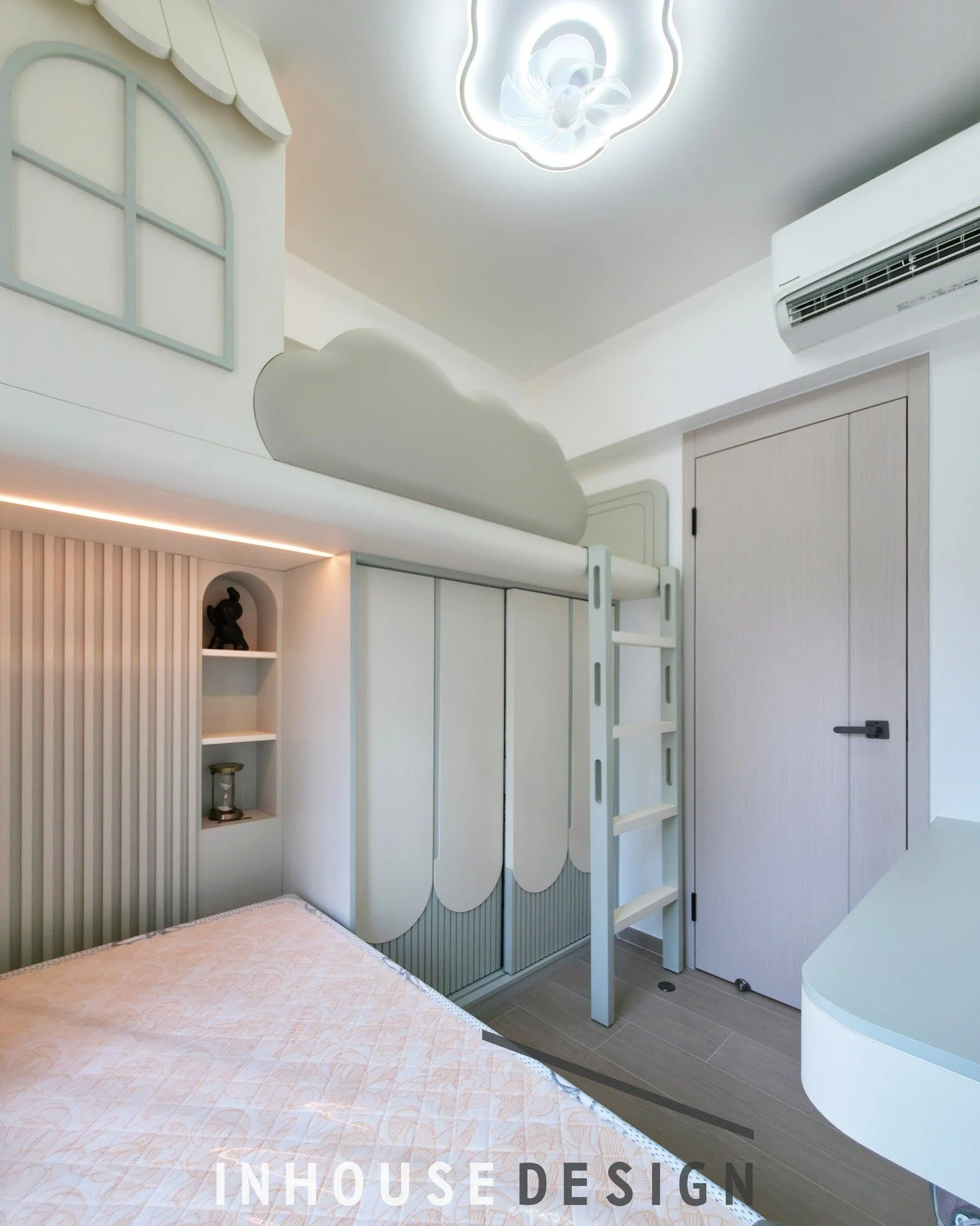寶琳 新都城 l 3房單位
設計風格 l 現代簡約風
兒童房使用柔和的顏色和童趣元素，上層床用了小屋及雲的造型獨特，搭配底部拼衣櫃既實用又美觀，整體色調和諧讓空間看起來既舒適又富有想像力。
---------------------------------------
Inhouse Design Studio Ltd. 是一間紮根於香港的室內設計及工程公司， 由多位對設計抱有熱誠及追求完美的設計師們主理客戶個案。我們擅長 於空間規劃、實用與美感平衡、解決客戶居住環境難題。團隊擁有二十多年 設計