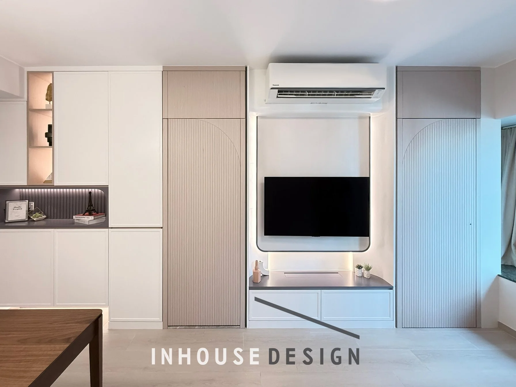 將軍澳 將軍澳中心 l 2房單位
設計風格 l 現代北歐風
單位設計以清新簡約為主調，採用米白與淺木色的柔和配搭，營造出明亮通透的空間感。弧形線條與立體層次細節增添現代感，同時保持整體的溫潤與舒適。內嵌式收納設計有效提升實用性，而燈光鋪陳則巧妙強調質感與層次，讓整體氛圍呈現出優雅、乾淨且富有設計感的現代北歐風格。
---------------------------------------
Inhouse Design Studio Ltd. 是一間紮根於香港的室內設計及工程公司， 由多位對設