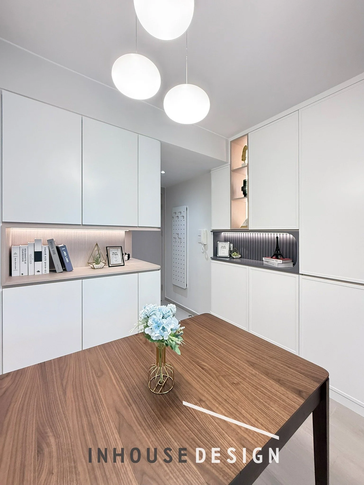 將軍澳 將軍澳中心 l 2房單位
設計風格 l 現代北歐風
單位設計以清新簡約為主調，採用米白與淺木色的柔和配搭，營造出明亮通透的空間感。弧形線條與立體層次細節增添現代感，同時保持整體的溫潤與舒適。內嵌式收納設計有效提升實用性，而燈光鋪陳則巧妙強調質感與層次，讓整體氛圍呈現出優雅、乾淨且富有設計感的現代北歐風格。
---------------------------------------
Inhouse Design Studio Ltd. 是一間紮根於香港的室內設計及工程公司， 由多位對設