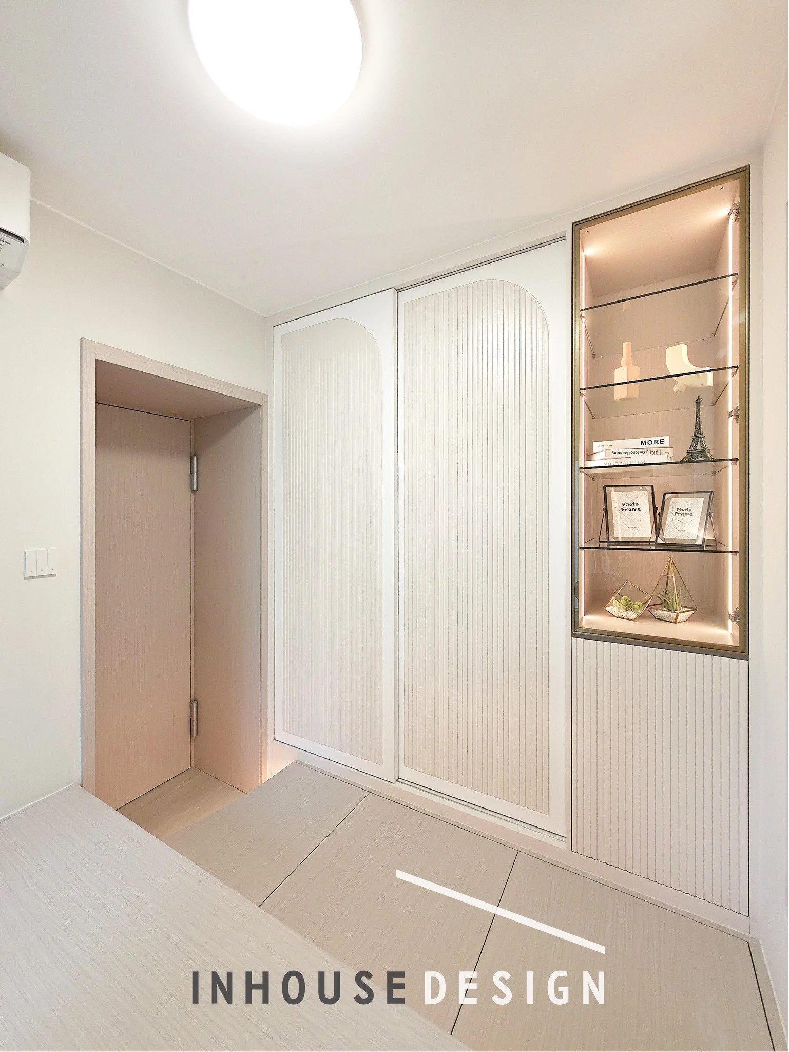 將軍澳 將軍澳中心 l 2房單位
設計風格 l 現代北歐風
單位設計以清新簡約為主調，採用米白與淺木色的柔和配搭，營造出明亮通透的空間感。弧形線條與立體層次細節增添現代感，同時保持整體的溫潤與舒適。內嵌式收納設計有效提升實用性，而燈光鋪陳則巧妙強調質感與層次，讓整體氛圍呈現出優雅、乾淨且富有設計感的現代北歐風格。
---------------------------------------
Inhouse Design Studio Ltd. 是一間紮根於香港的室內設計及工程公司， 由多位對設