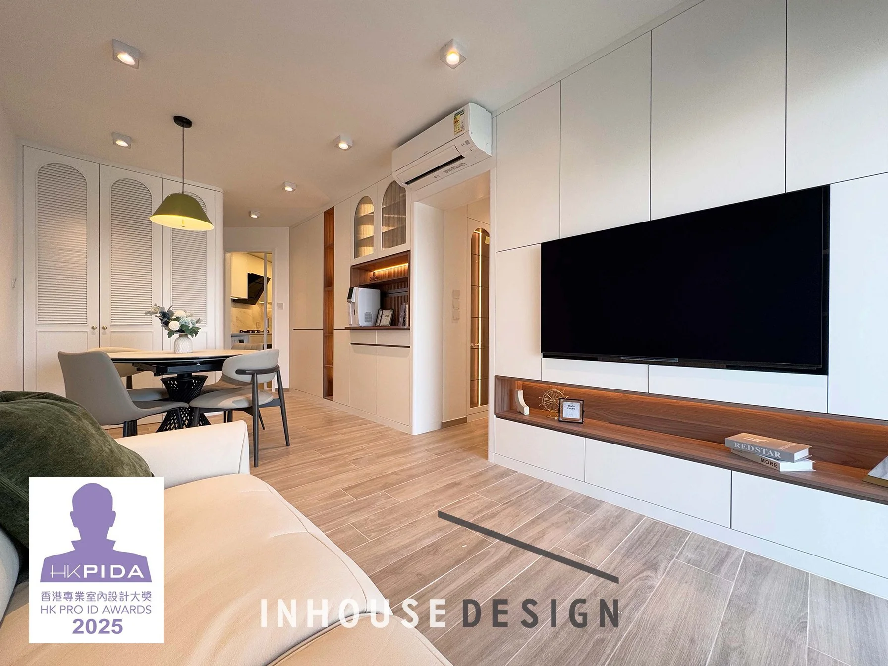 西灣河 嘉亨灣 6座 F 室
設計風格 l 法式簡約風
 [H K P I D A 2025年度香港專業室內設計大獎得獎作品]
單位以法式簡約為主要設計風格，全屋設計以白色作為基礎嘅色調輔以花線同拱門設計，在不過於華麗的同時突顯出空間的典雅氣質。客廳傢私以多功能方式設計滿足戶主的不同需要，同時傢俬木色選用比較深色的胡桃木作點綴在打開屋內燈光的時候可反射出更柔和的光線為空間加一份暖意
---------------------------------------
Inhouse Design St