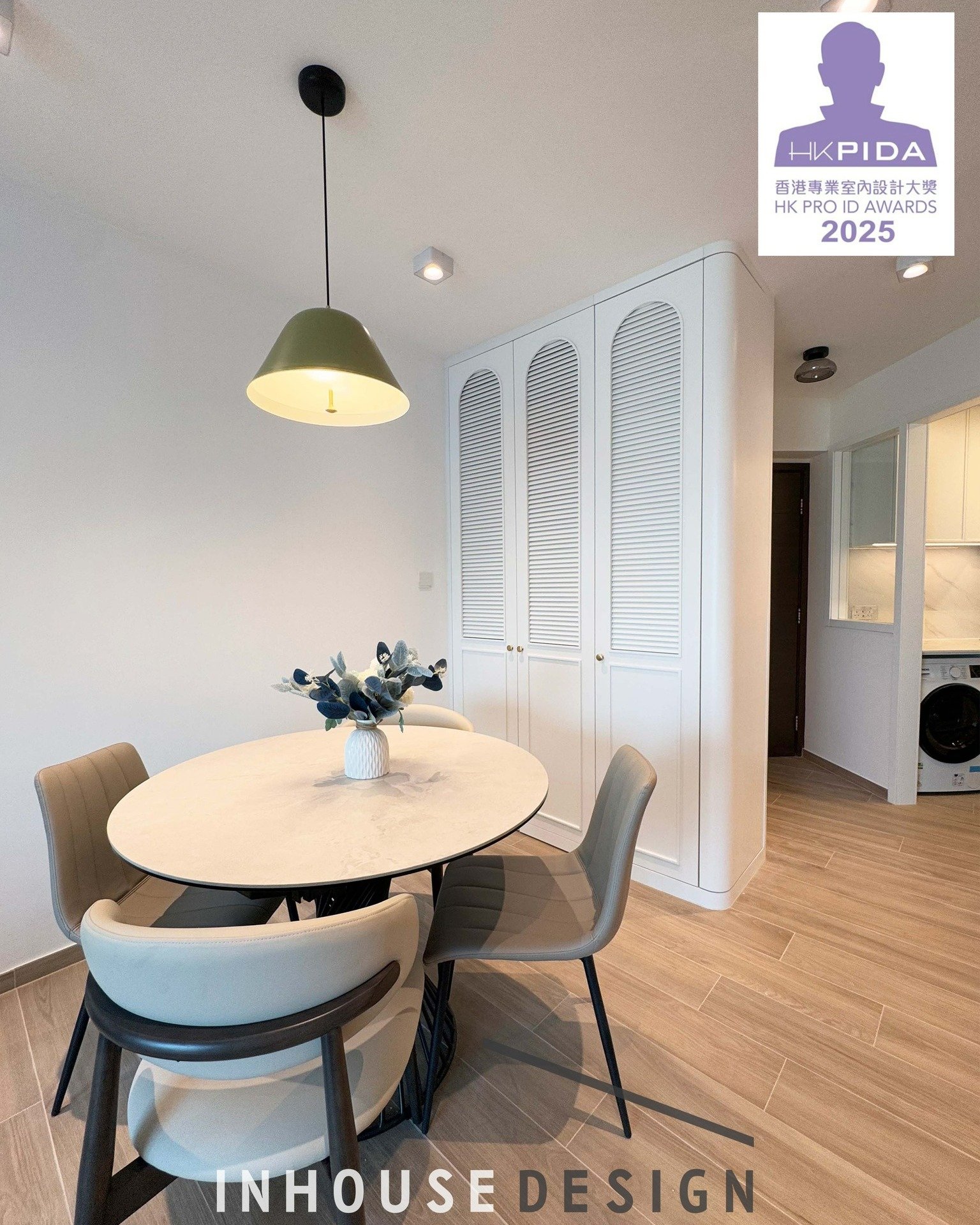 西灣河 嘉亨灣 6座 F 室
設計風格 l 法式簡約風
[H K P I D A 2025年度香港專業室內設計大獎得獎作品]
單位以法式簡約為主要設計風格，全屋設計以白色作為基礎嘅色調輔以花線同拱門設計，在不過於華麗的同時突顯出空間的典雅氣質。客廳傢私以多功能方式設計滿足戶主的不同需要，同時傢俬木色選用比較深色的胡桃木作點綴在打開屋內燈光的時候可反射出更柔和的光線為空間加一份暖意
---------------------------------------
Inhouse Design Stu