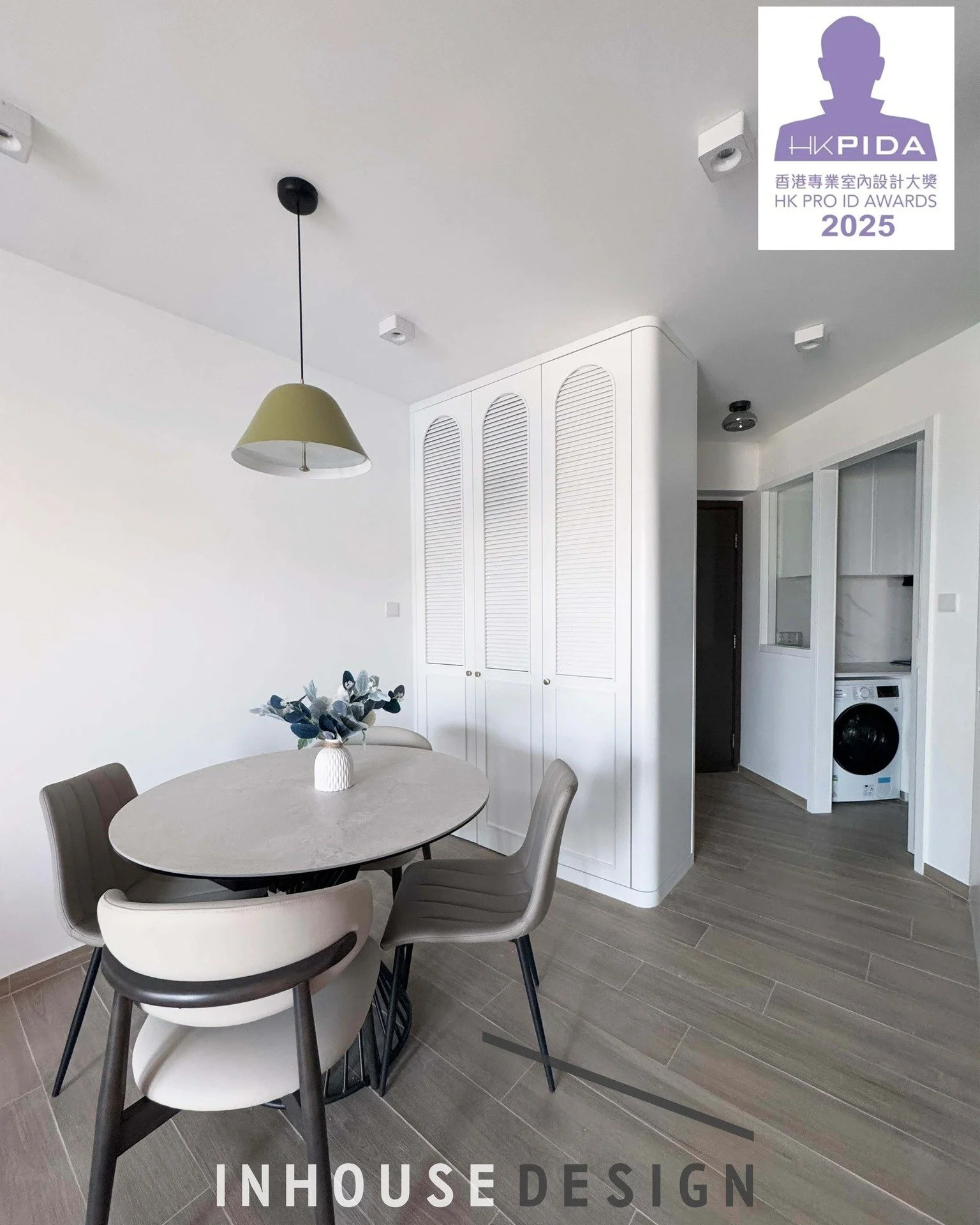 西灣河 嘉亨灣 6座 F 室
設計風格 l 法式簡約風
[H K P I D A 2025年度香港專業室內設計大獎得獎作品]
單位以法式簡約為主要設計風格，全屋設計以白色作為基礎嘅色調輔以花線同拱門設計，在不過於華麗的同時突顯出空間的典雅氣質。客廳傢私以多功能方式設計滿足戶主的不同需要，同時傢俬木色選用比較深色的胡桃木作點綴在打開屋內燈光的時候可反射出更柔和的光線為空間加一份暖意
---------------------------------------
Inhouse Design Stu