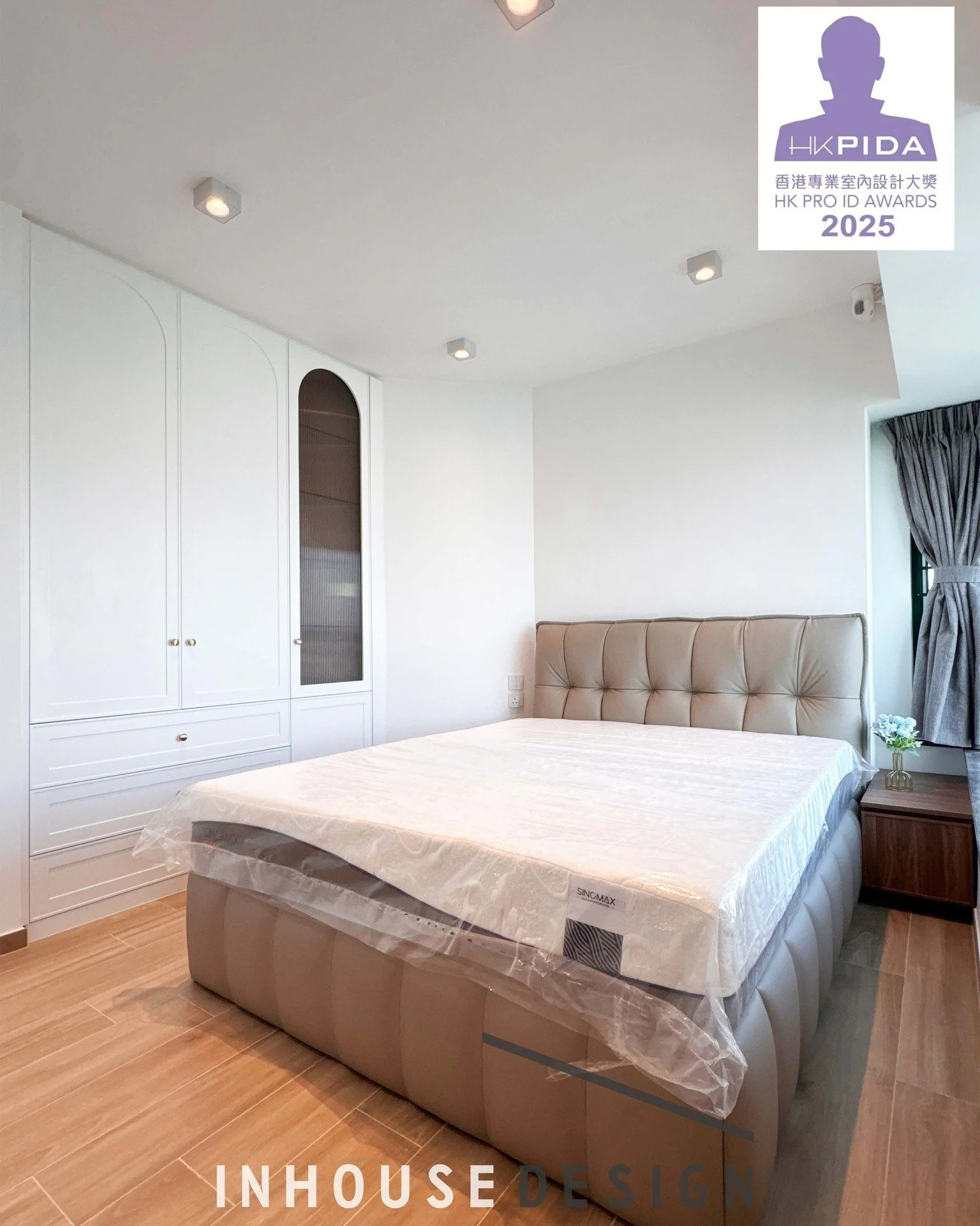 西灣河 嘉亨灣 6座 F 室
設計風格 l 法式簡約風
[H K P I D A 2025年度香港專業室內設計大獎得獎作品]
單位以法式簡約為主要設計風格，全屋設計以白色作為基礎嘅色調輔以花線同拱門設計，在不過於華麗的同時突顯出空間的典雅氣質。客廳傢私以多功能方式設計滿足戶主的不同需要，同時傢俬木色選用比較深色的胡桃木作點綴在打開屋內燈光的時候可反射出更柔和的光線為空間加一份暖意
---------------------------------------
Inhouse Design Stu