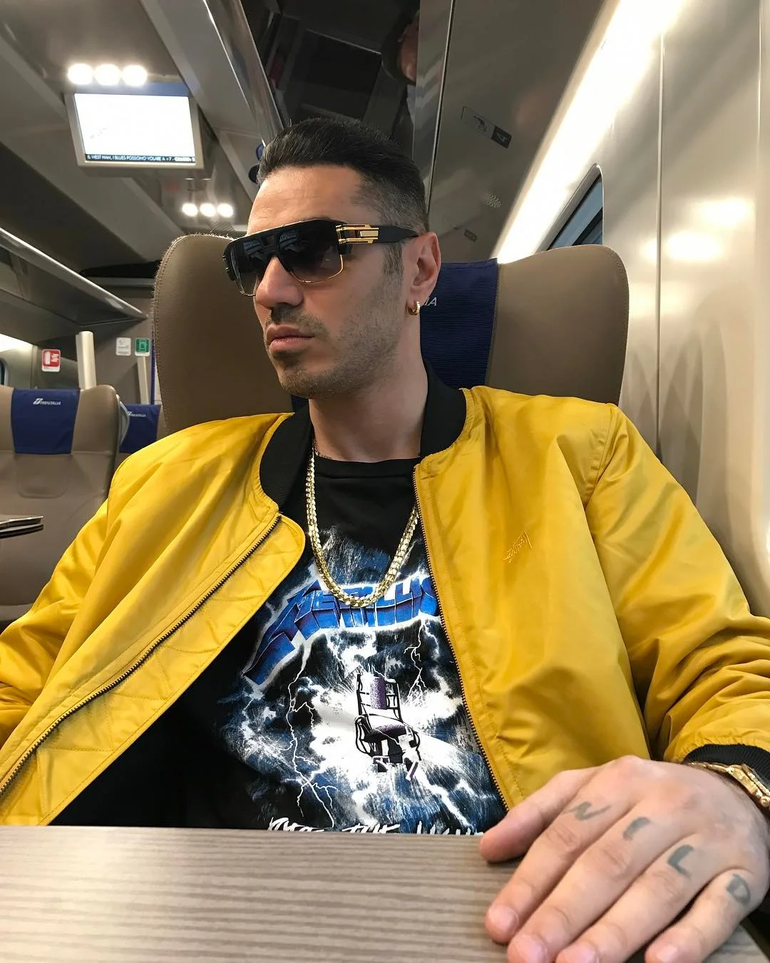 Quando ha postato questo selfie sul suo profilo Instagram (maggio 2017), il rapper italiano Marracash ci ha tenuto a precisare che lui, a differenza di altri, apprezzasse davvero i Metallica