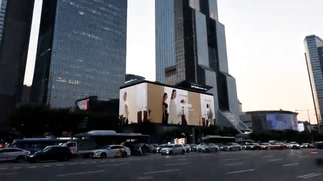 We11done Spring-Summer 2021 Men's Digital Signage Project in 5 cities-low.gif