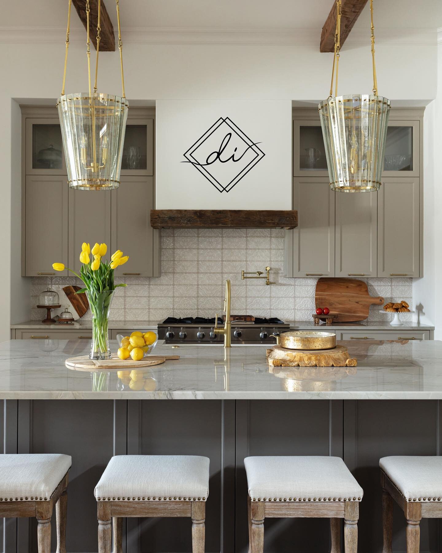 Our #classicfrench project is a beautiful blend of neutrals with black accents and shimmers of gold. See the full kitchen along with the rest of the house on our blog!  Link in bio.

📸@beccaleaphoto

#kitchendesign #dallasdesigner #texasinteriors #i