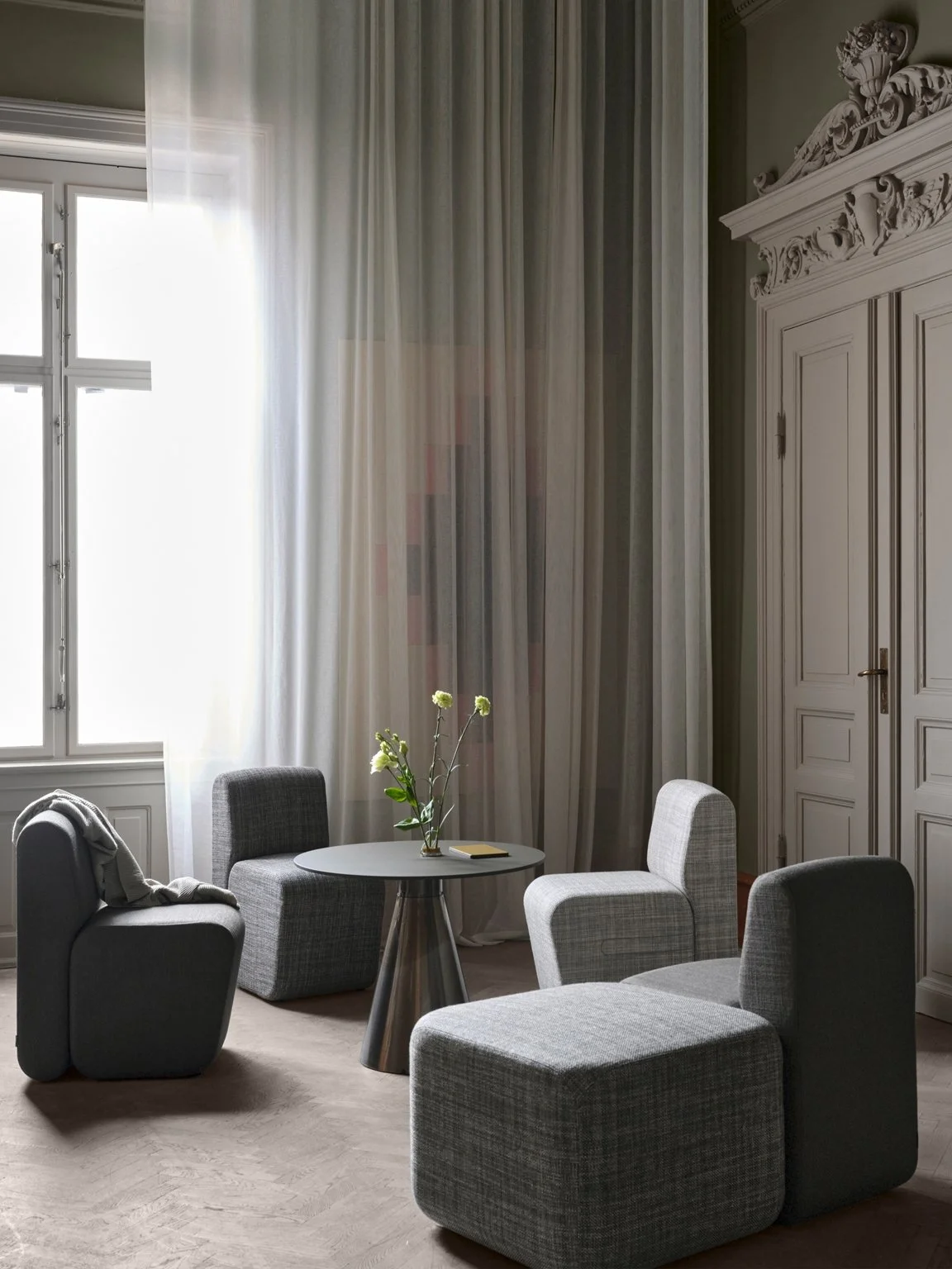 Bobby_Seating_SofaModular_ScandinavianSpaces_EnvironmentImage_4.jpeg