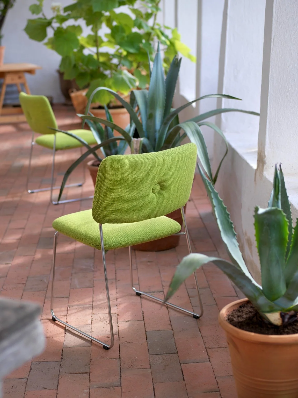 Dundra_Seating_GuestDiningStool_ScandinavianSpaces_EnvironmentImage_2.jpeg