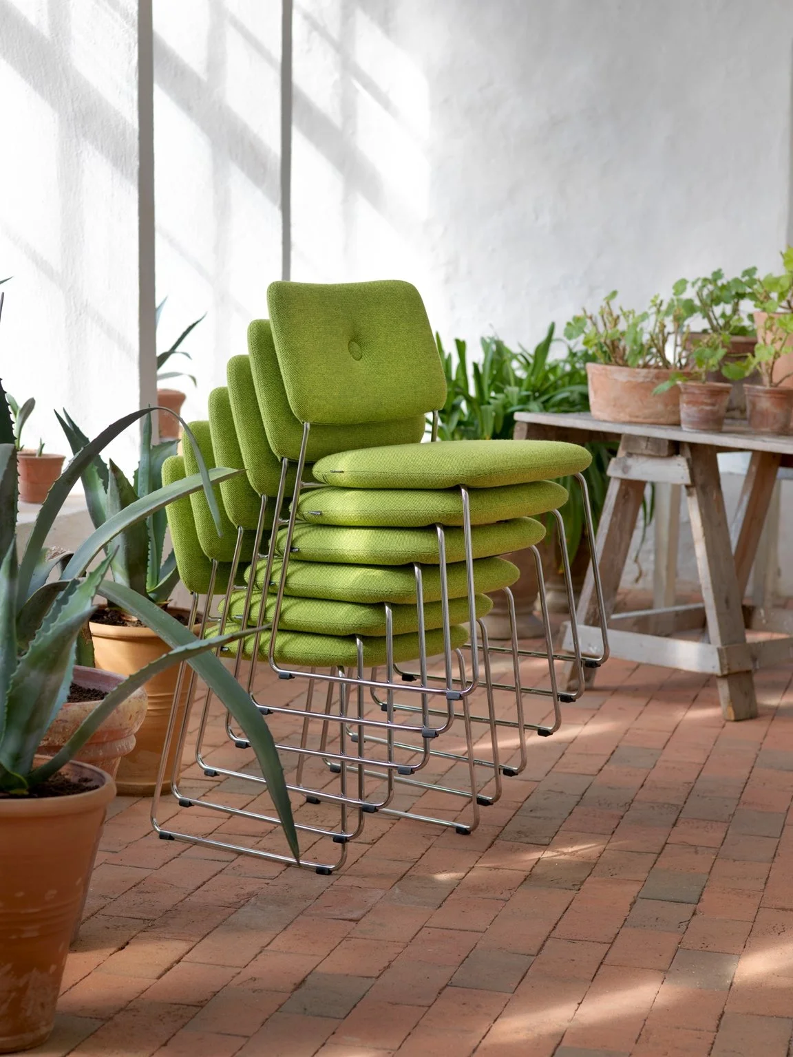 Dundra_Seating_GuestDiningStool_ScandinavianSpaces_EnvironmentImage_3.jpeg