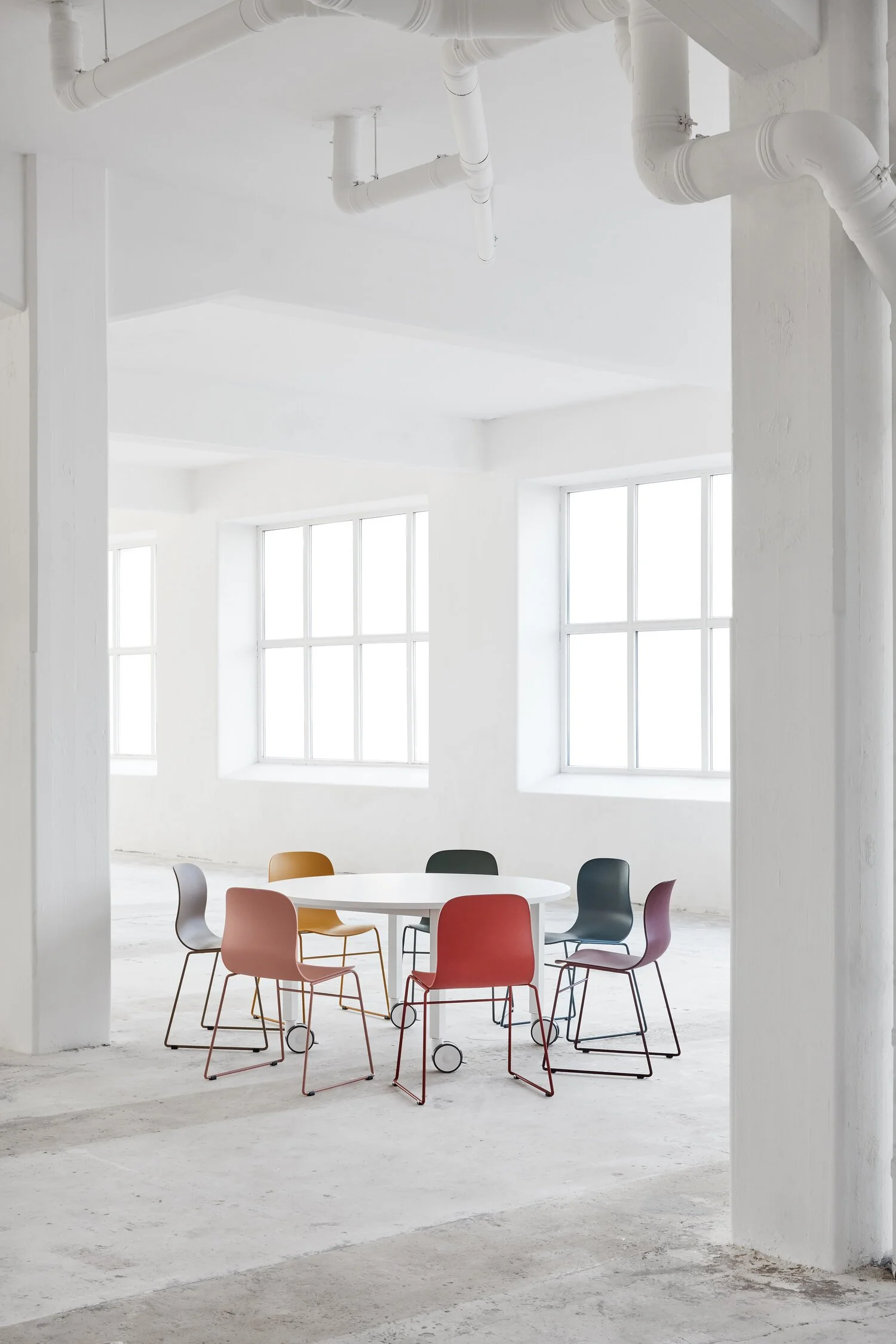 NeoLite_Seating_GuestDiningStool_ScandinavianSpaces_EnvironmentImage_3.jpeg